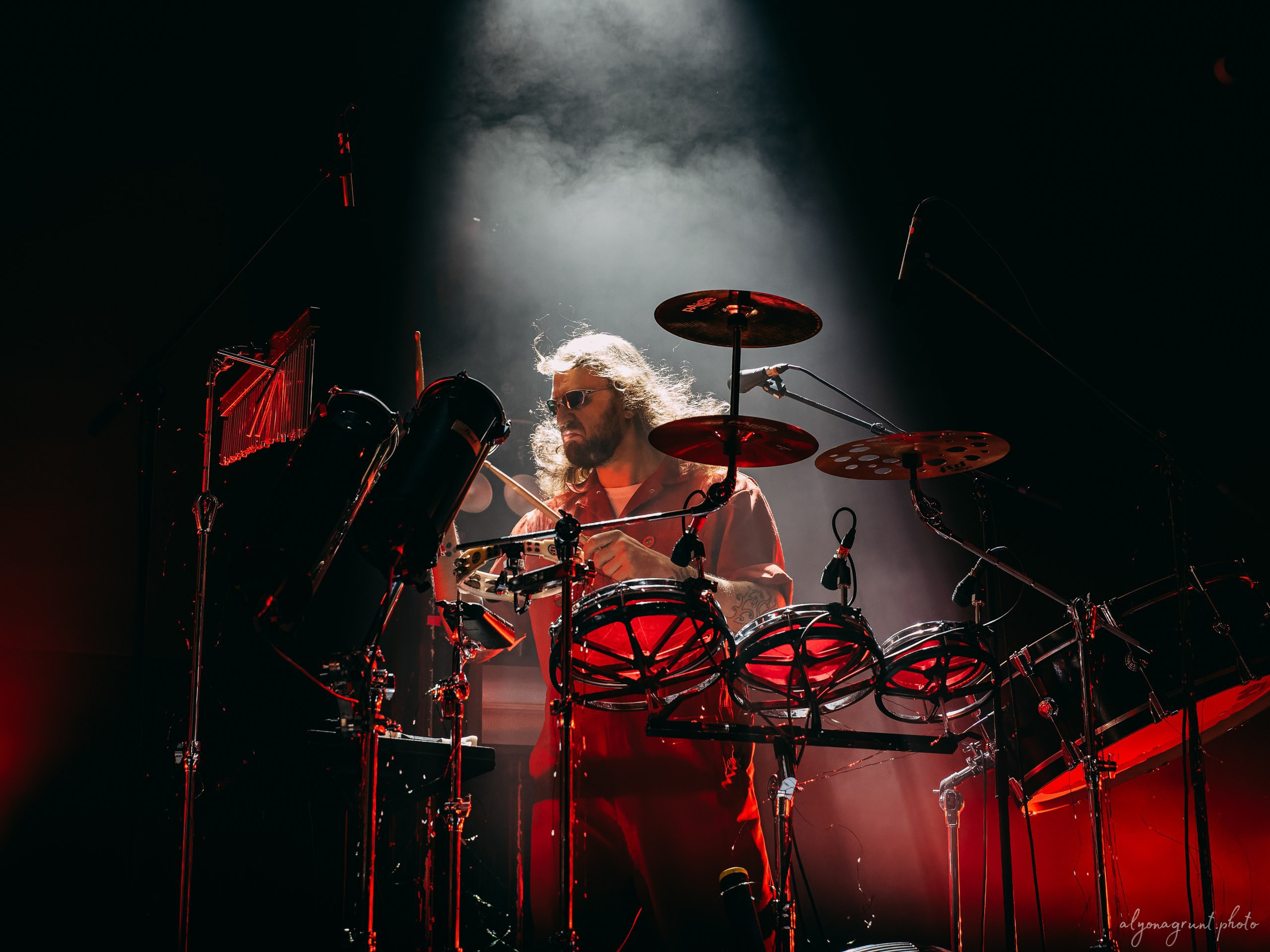 Багровый Фантомас, фоторепортаж, СПб, BASE, 14.12.2025. Алена Адрианова: фотограф в Санкт-Петербурге