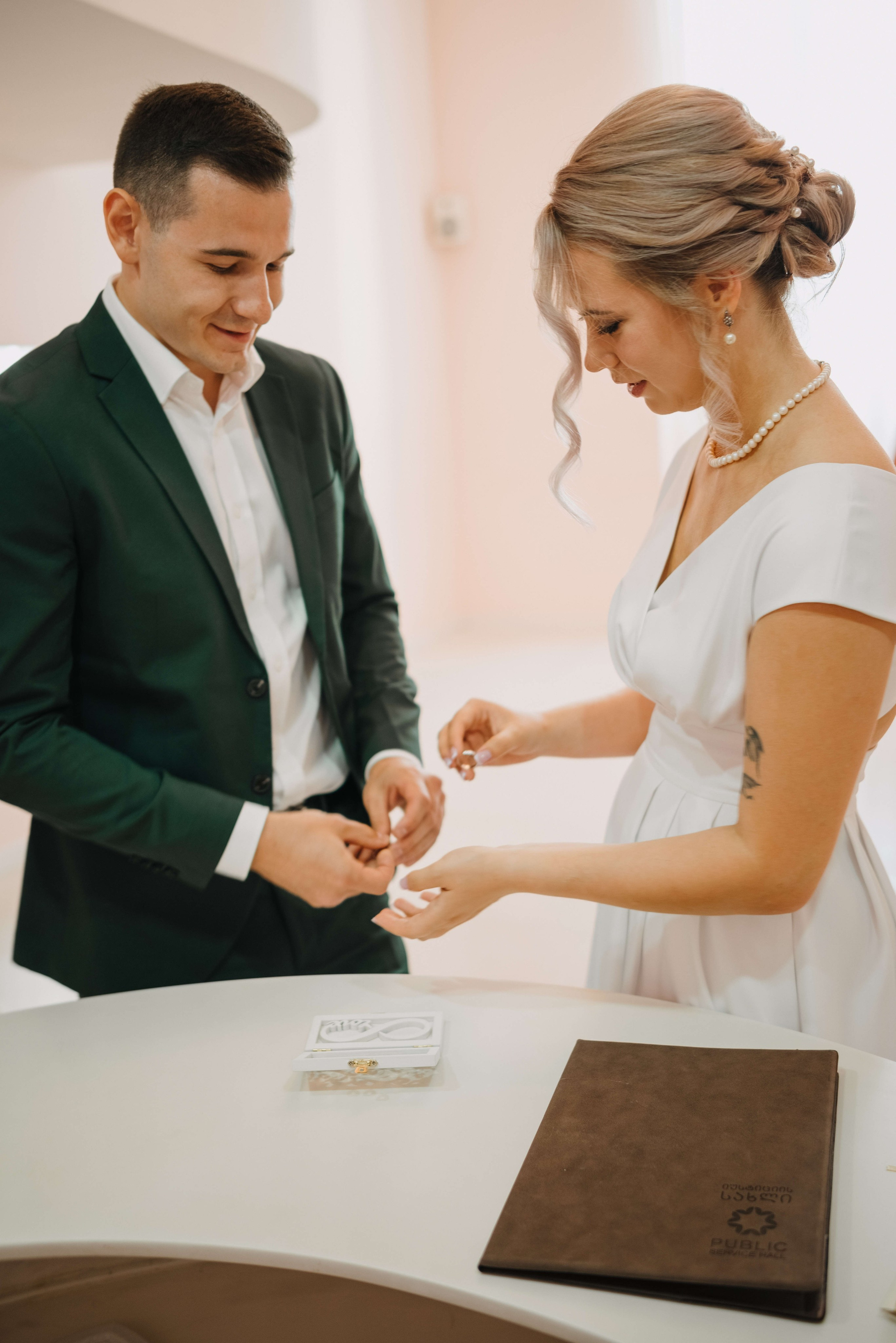 Свадебная прогулка Анны и Игоря. Портретный и свадебный фотограф в Тбилиси • xeniqo