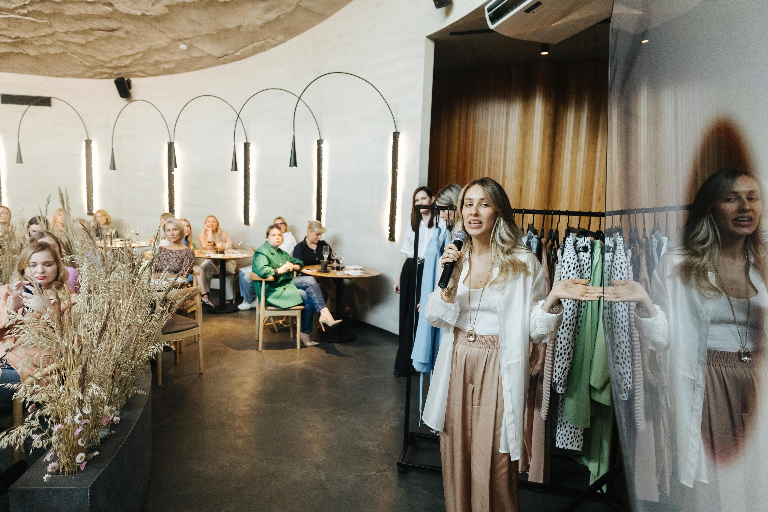 Презентация открытия магазина женской одежды GLVR в ресторане Fresco. Фотограф в Красноярске Надежда Воскресенская