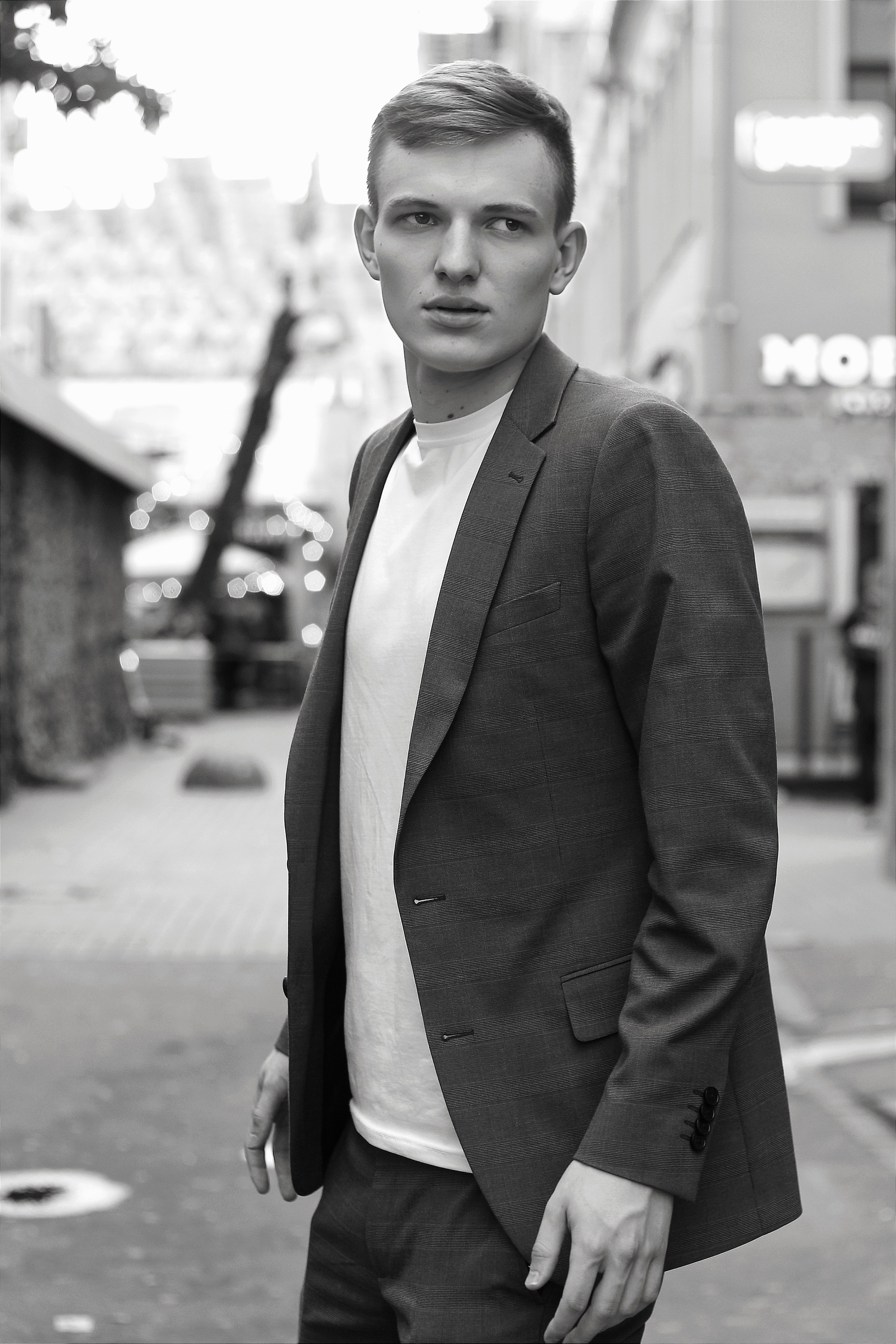 Мужской портрет. Контакты