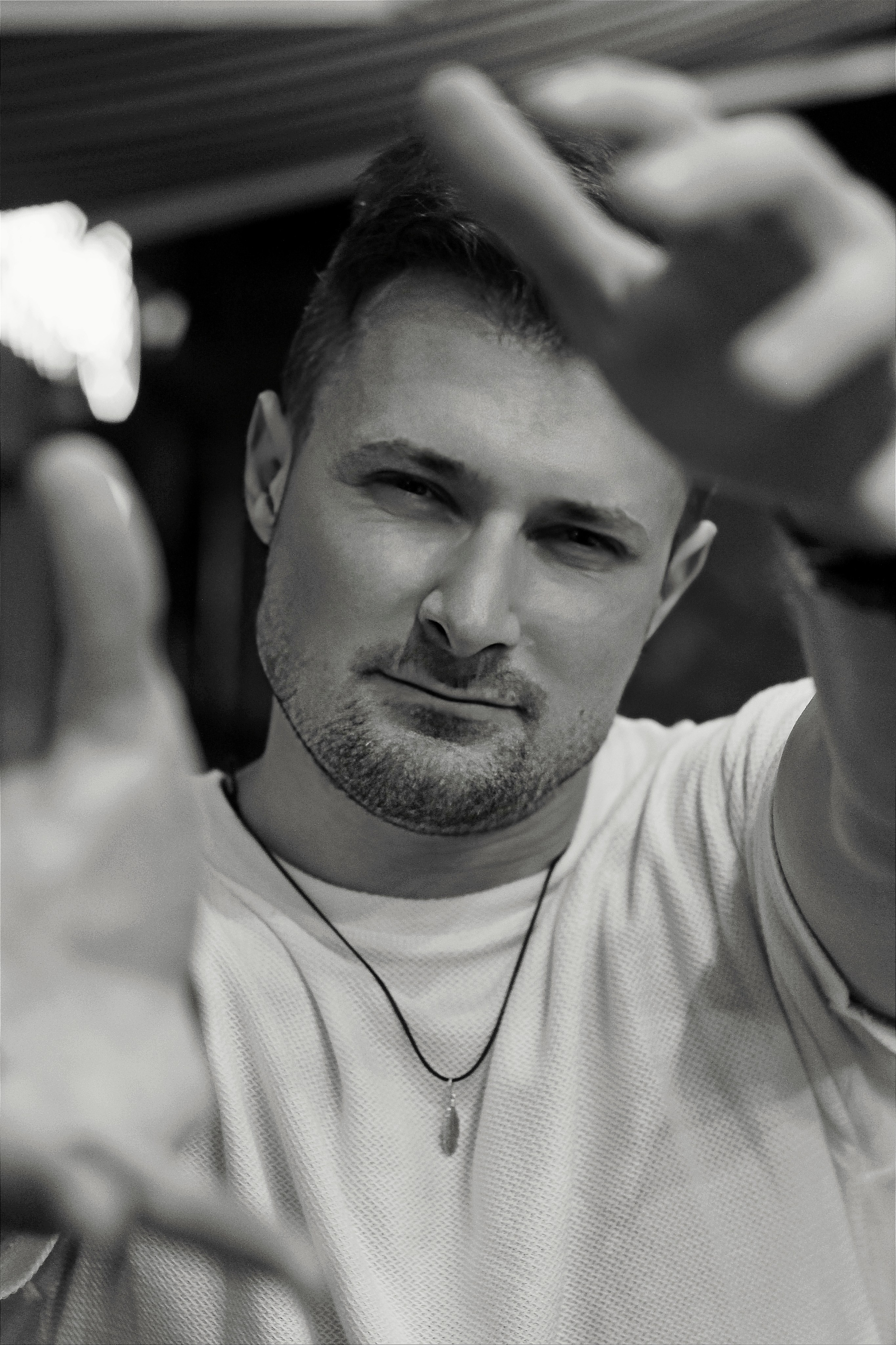 Мужской портрет. Контакты