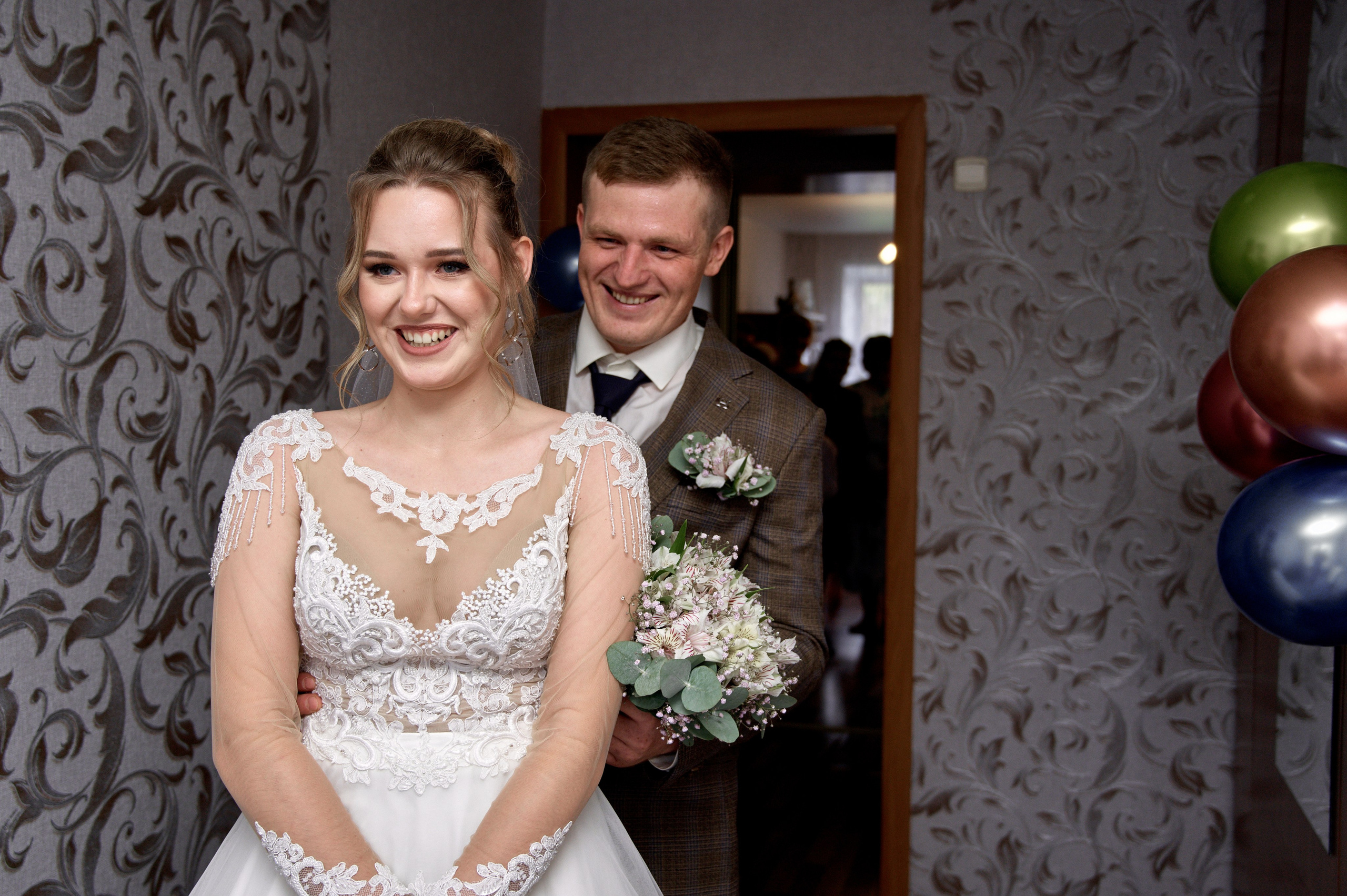 Трогательный момент — жених видит невесту впервые