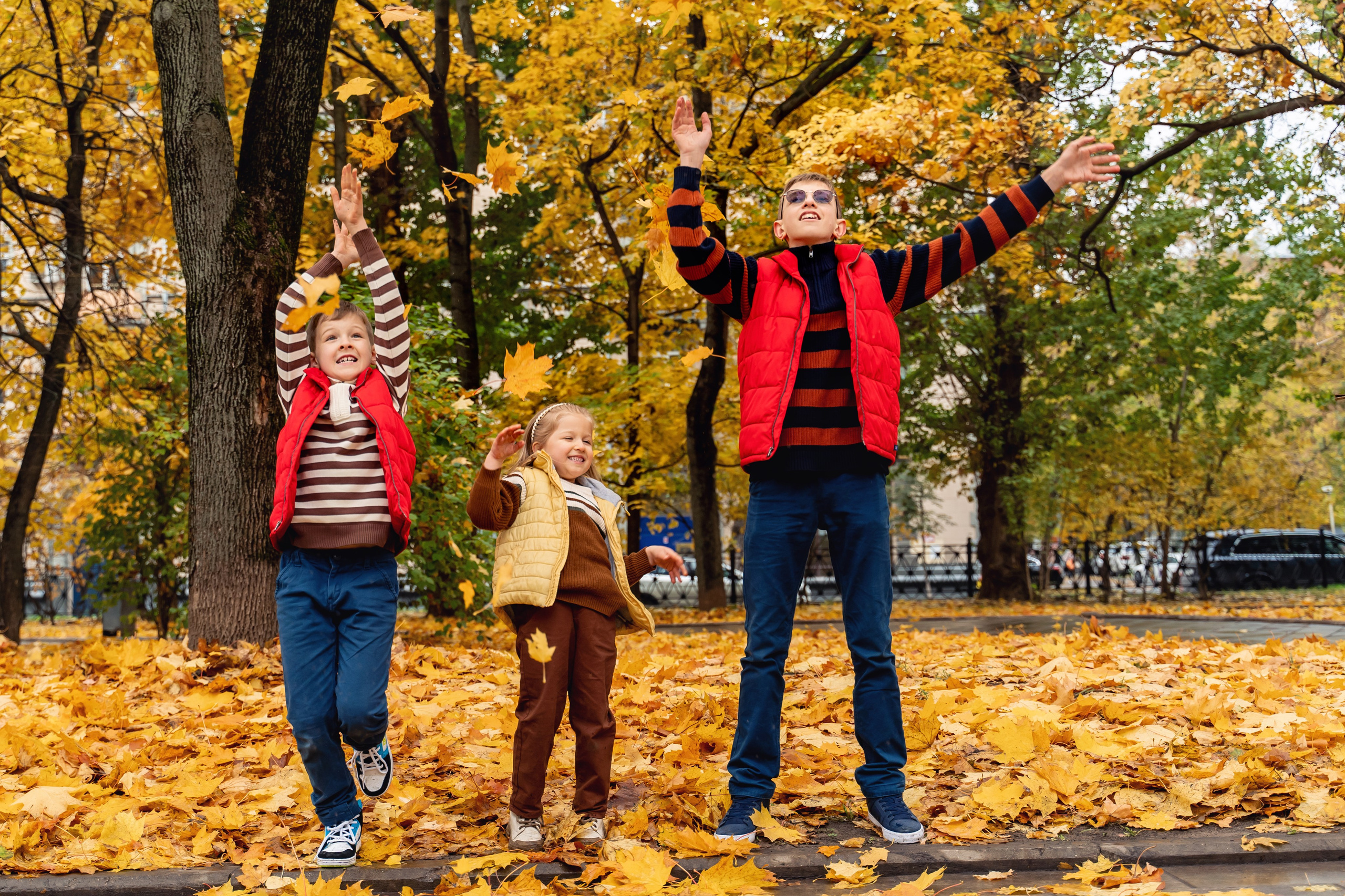 Семейная осенняя фотосессия в парке Красногвардейские пруды. Фотограф \ Видеограф на Крещение, Венчание Москва| Семейные съемки