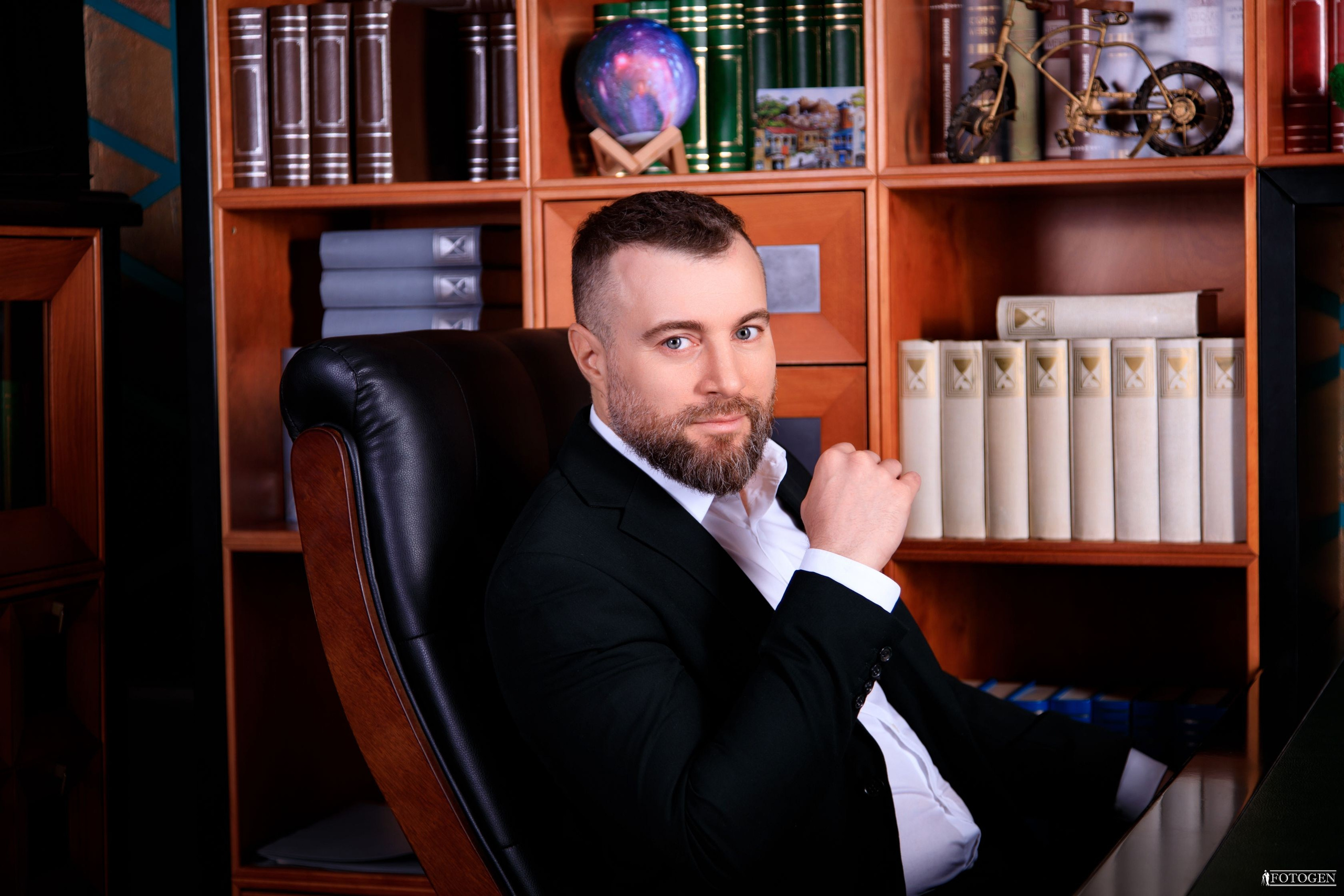 Профессиональная мужская фотосессия в Fotogen: Ваша история в кадре. Интерьерная фотостудия FOTOGEN г. Краснодар