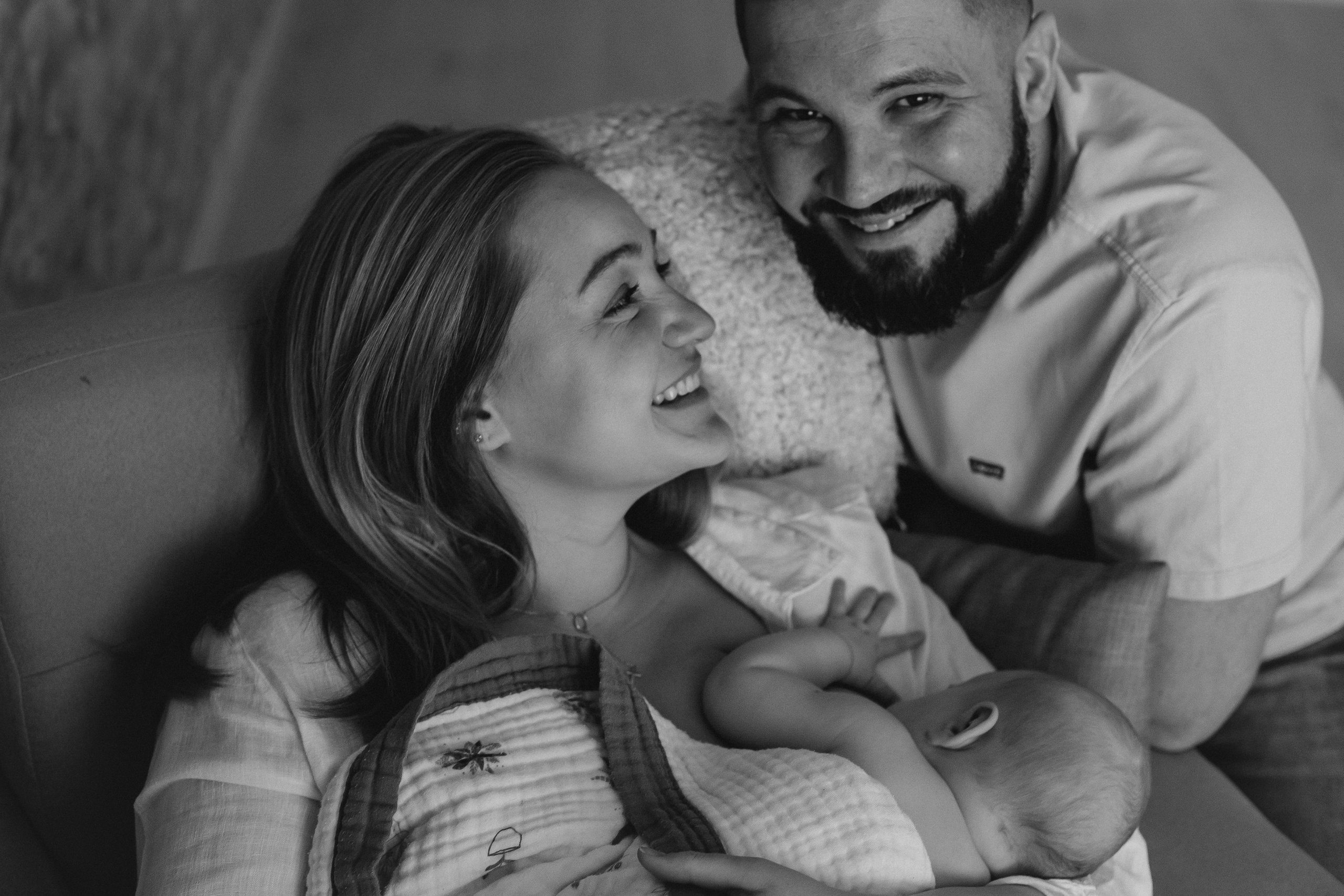 Аня и Антон с малышкой Полиной. Репортажный фотограф в Тюмени Татьяна Мужева