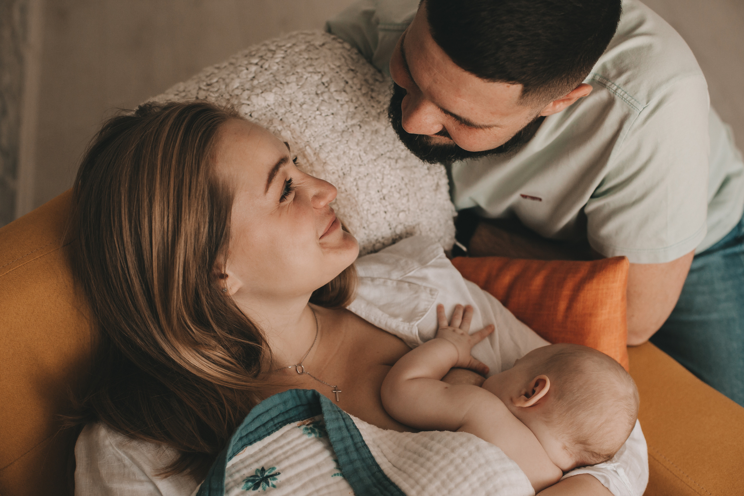 Аня и Антон с малышкой Полиной. Репортажный фотограф в Тюмени Татьяна Мужева
