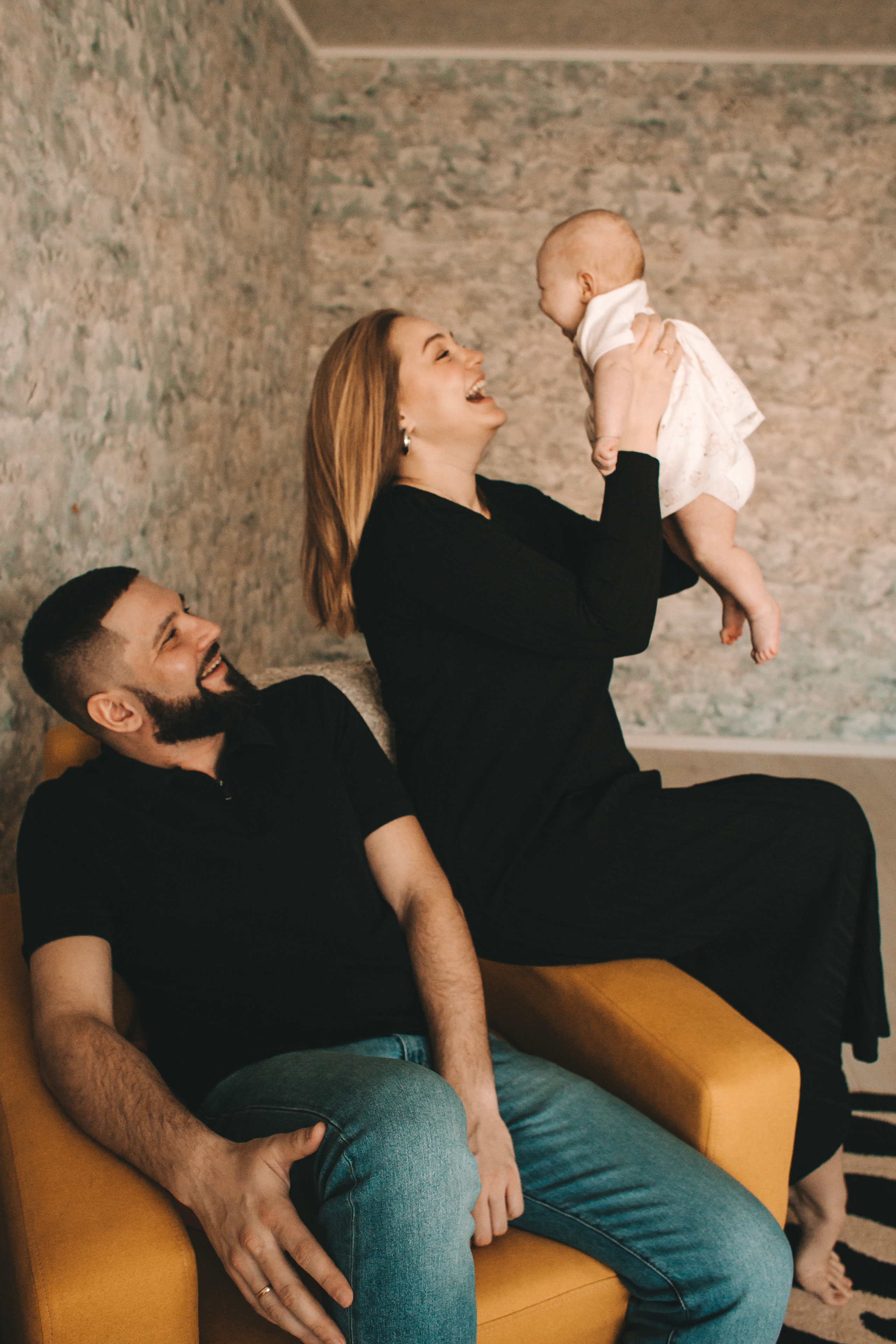 Аня и Антон с малышкой Полиной. Репортажный фотограф в Тюмени Татьяна Мужева