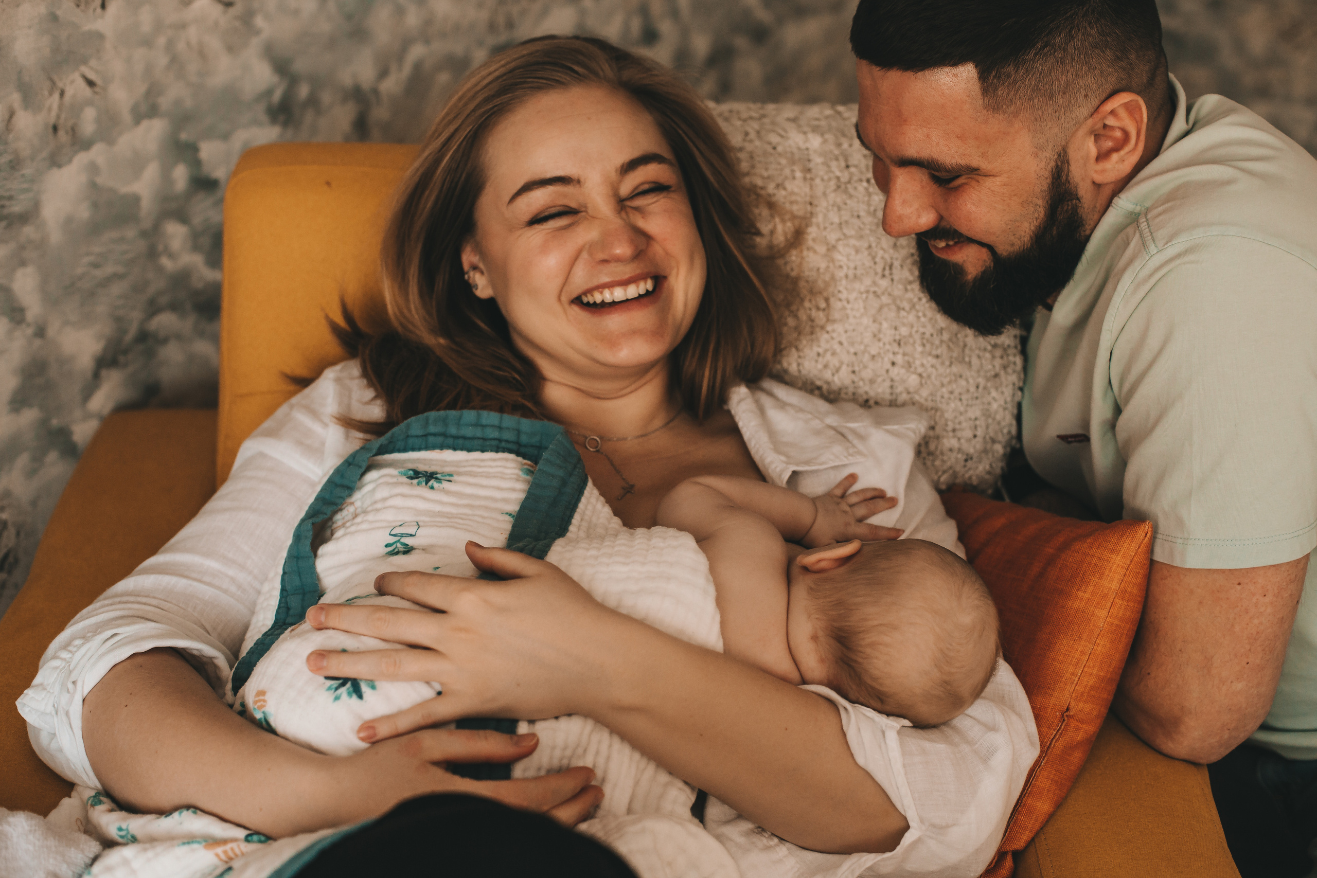 Аня и Антон с малышкой Полиной. Репортажный фотограф в Тюмени Татьяна Мужева