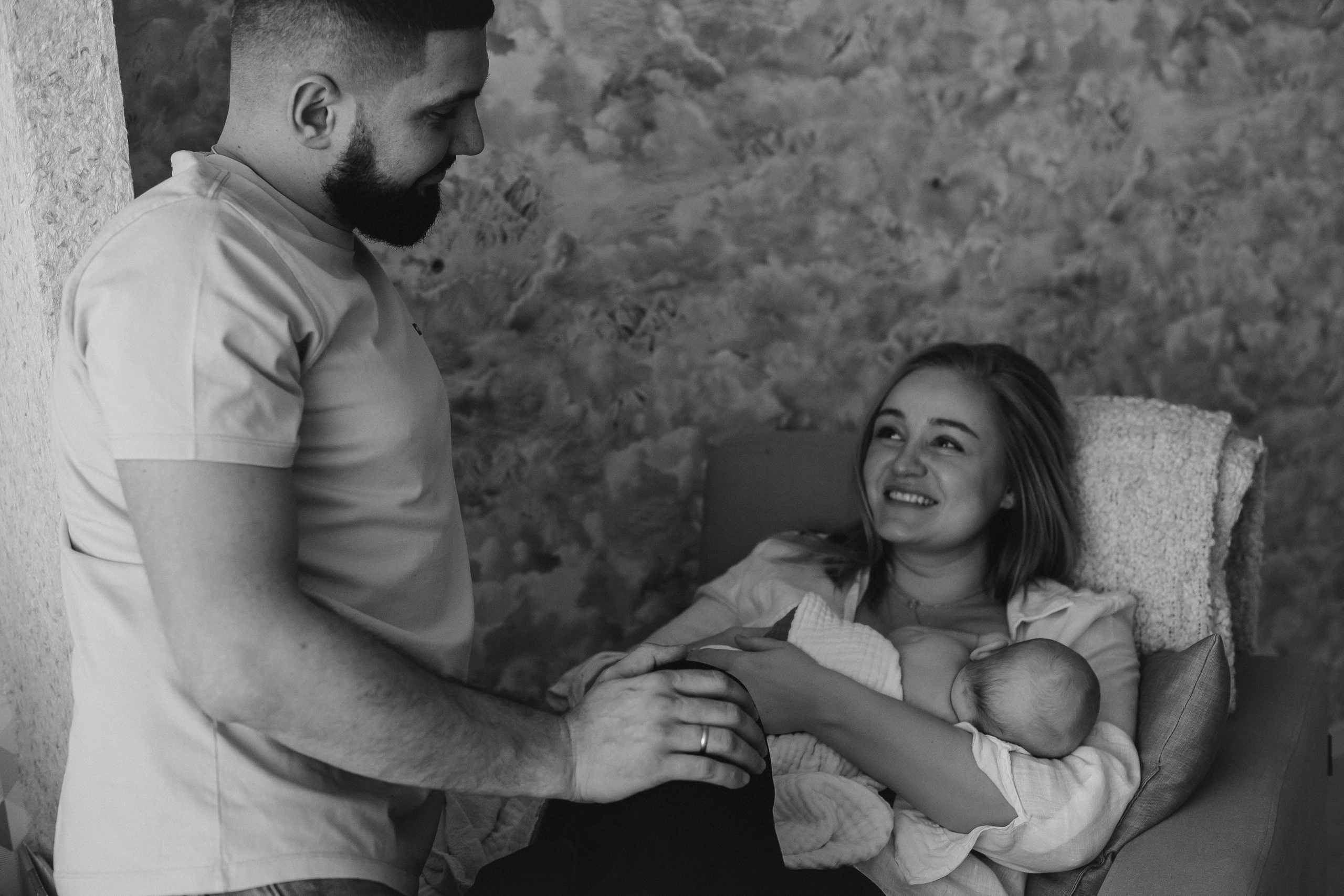 Аня и Антон с малышкой Полиной. Репортажный фотограф в Тюмени Татьяна Мужева