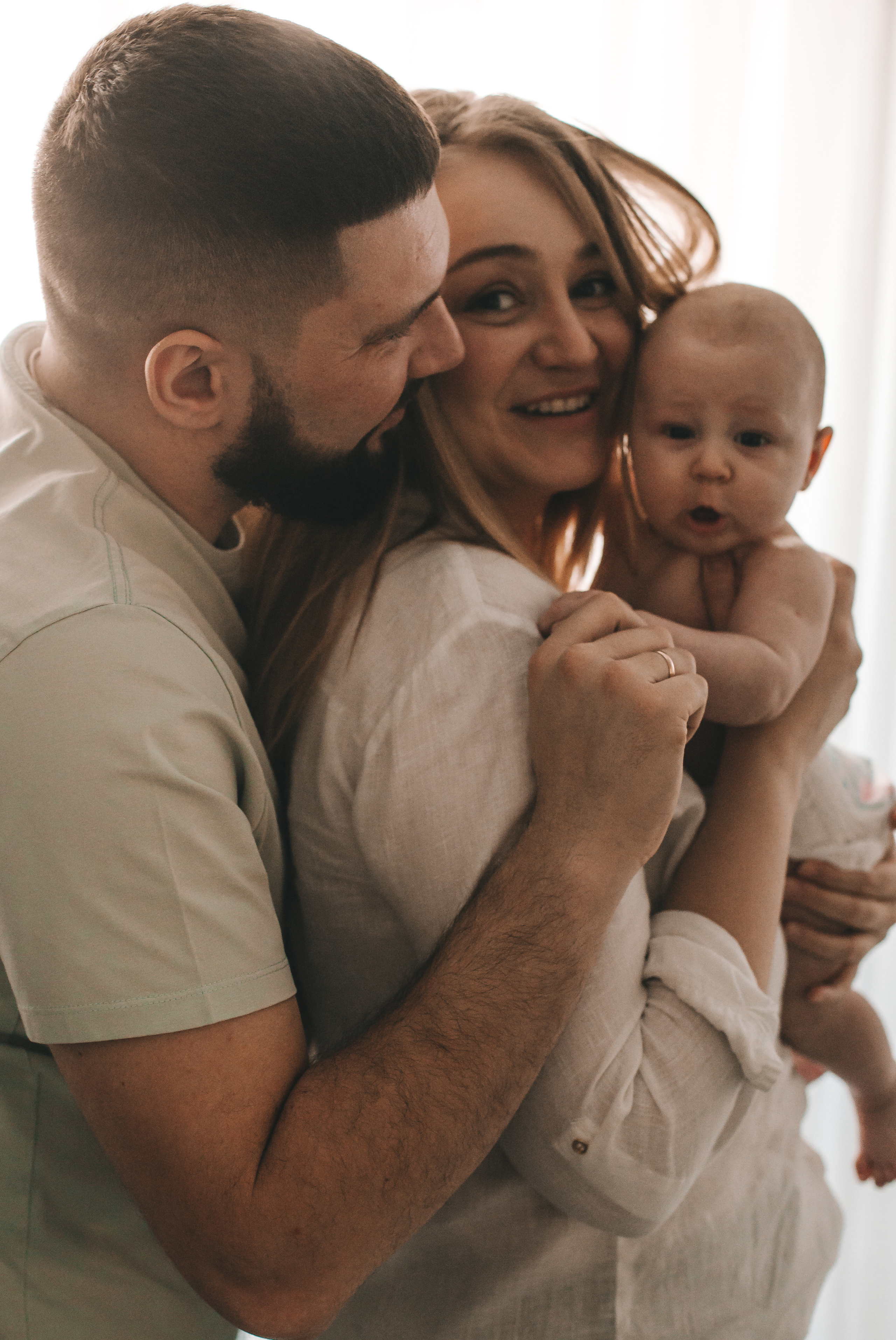 Аня и Антон с малышкой Полиной. Репортажный фотограф в Тюмени Татьяна Мужева