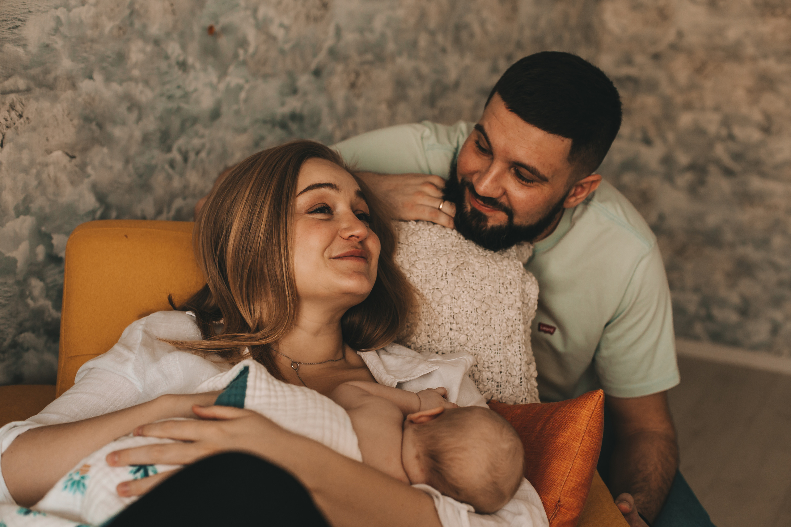 Аня и Антон с малышкой Полиной. Репортажный фотограф в Тюмени Татьяна Мужева