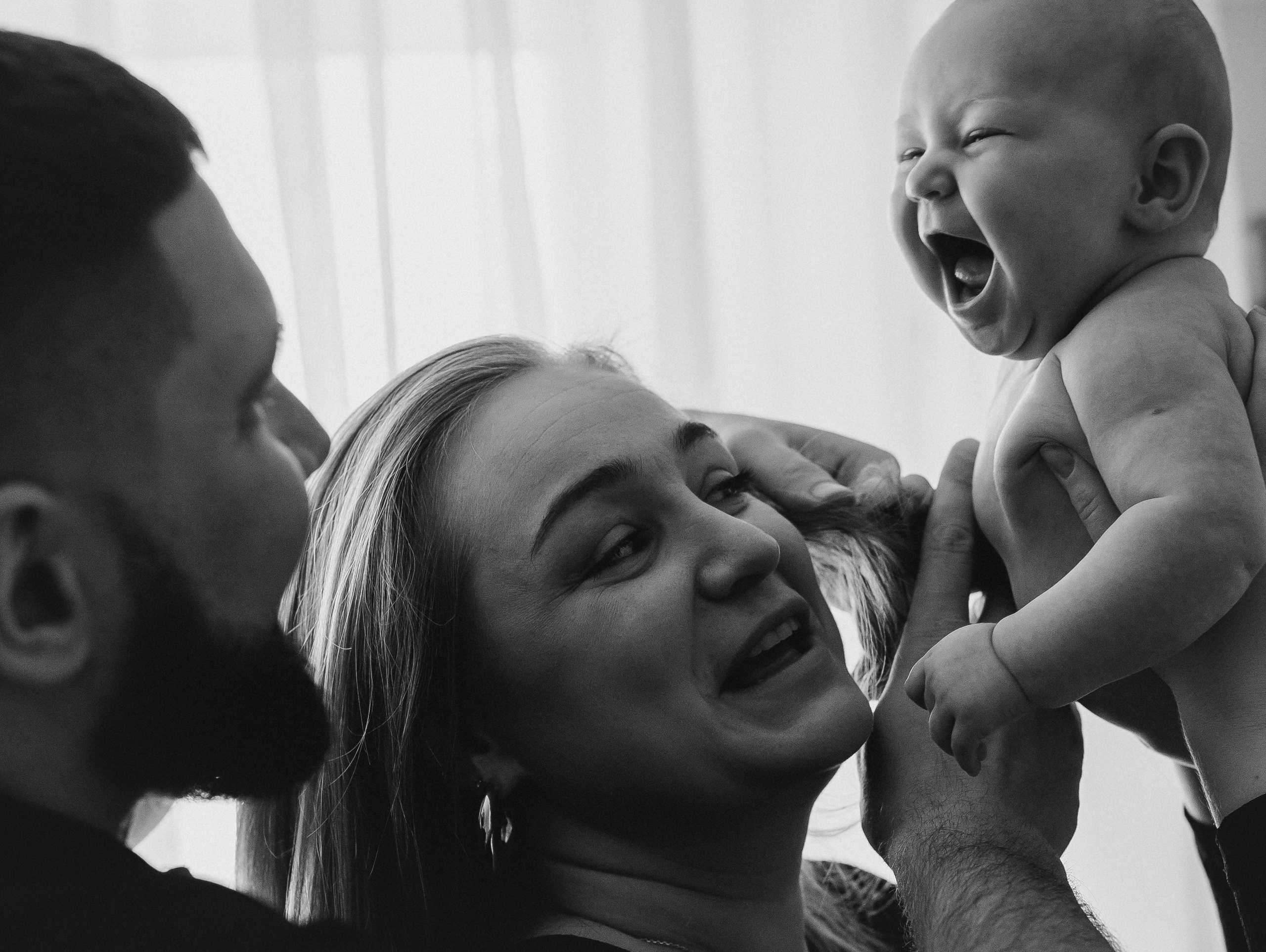 Аня и Антон с малышкой Полиной. Репортажный фотограф в Тюмени Татьяна Мужева