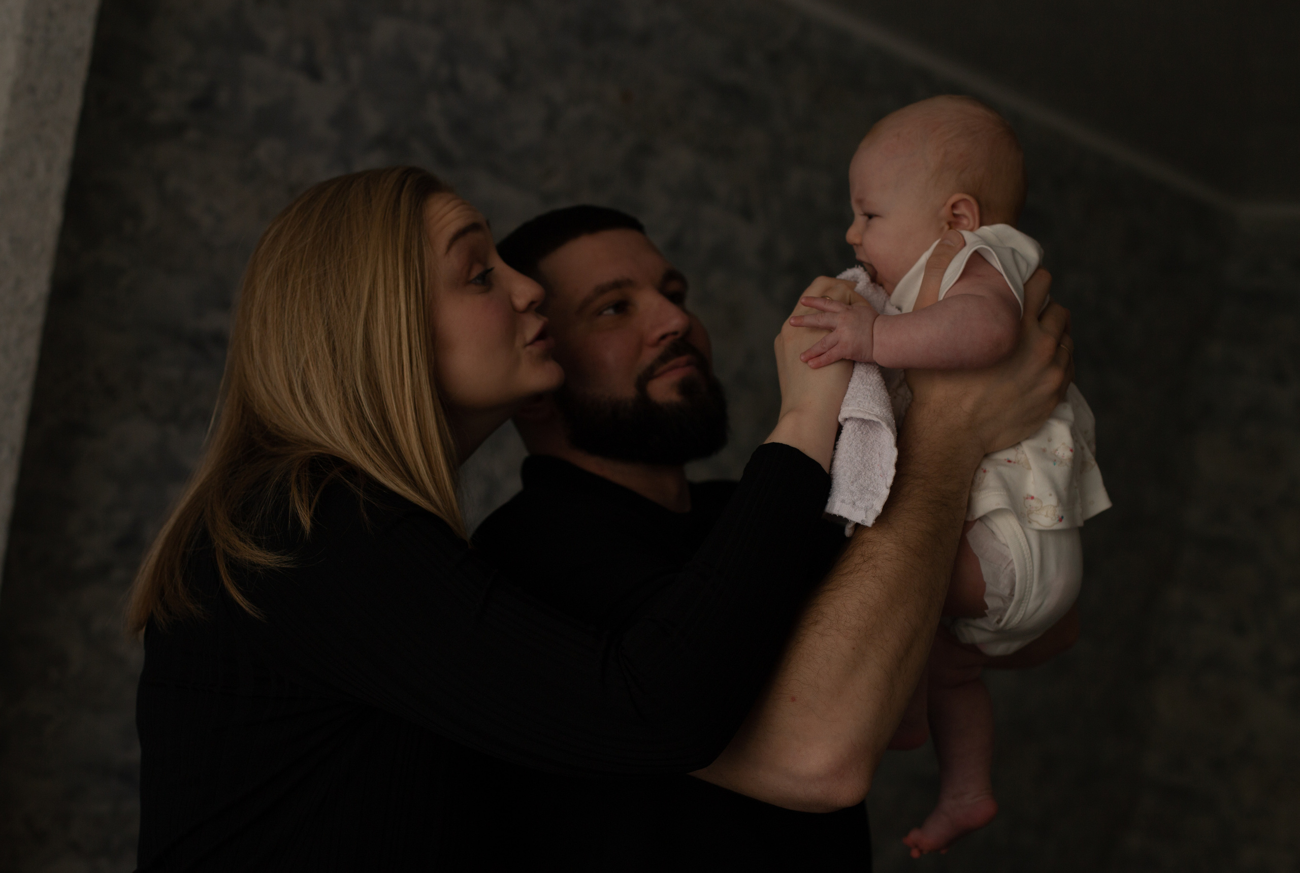 Аня и Антон с малышкой Полиной. Репортажный фотограф в Тюмени Татьяна Мужева