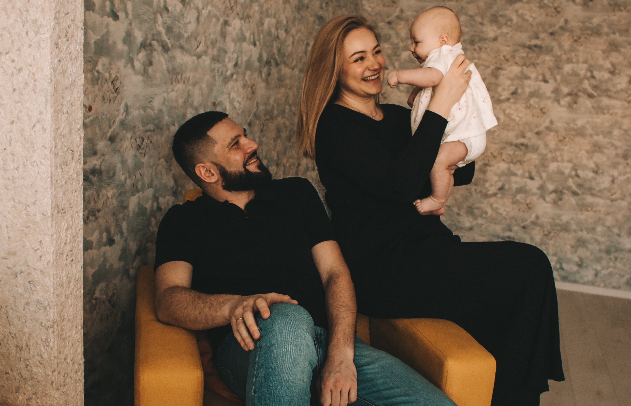 Аня и Антон с малышкой Полиной. Репортажный фотограф в Тюмени Татьяна Мужева