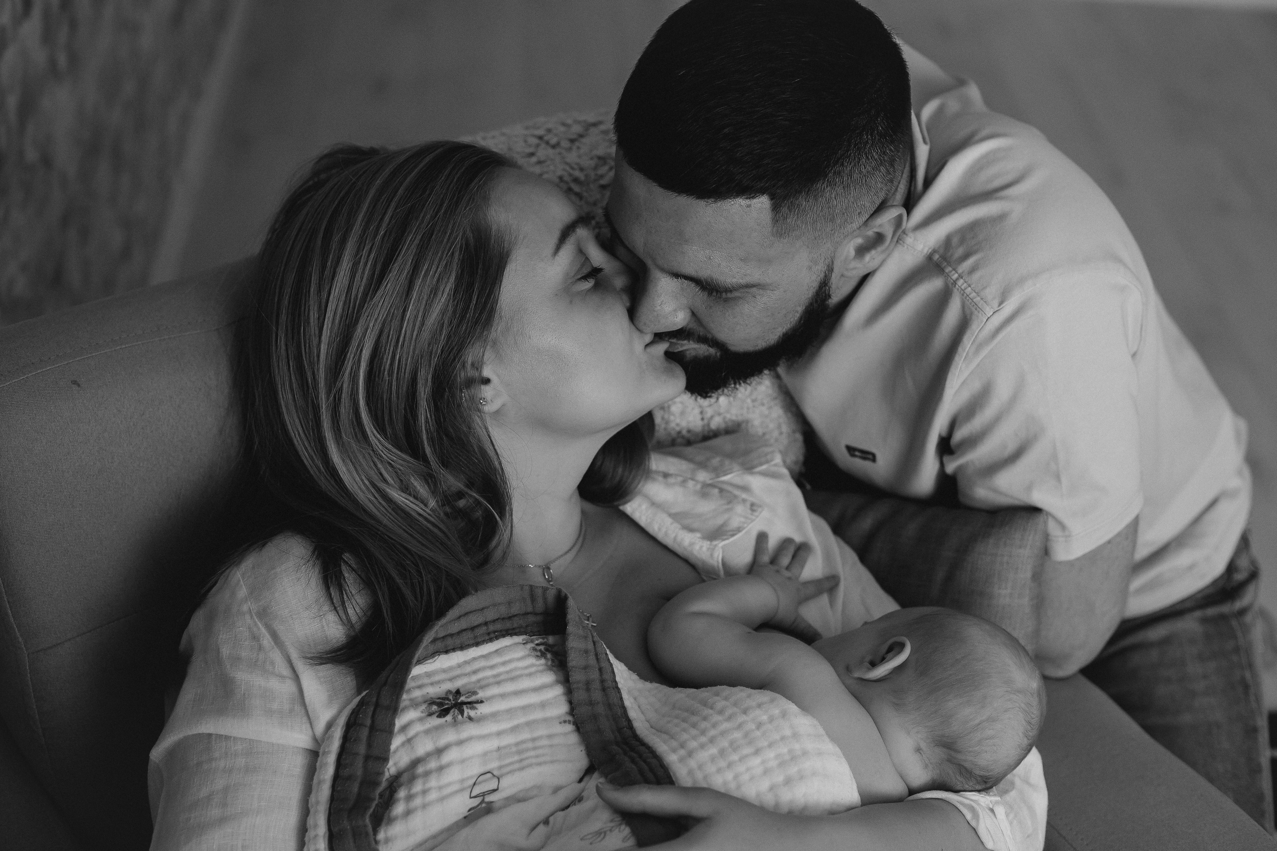 Аня и Антон с малышкой Полиной. Репортажный фотограф в Тюмени Татьяна Мужева