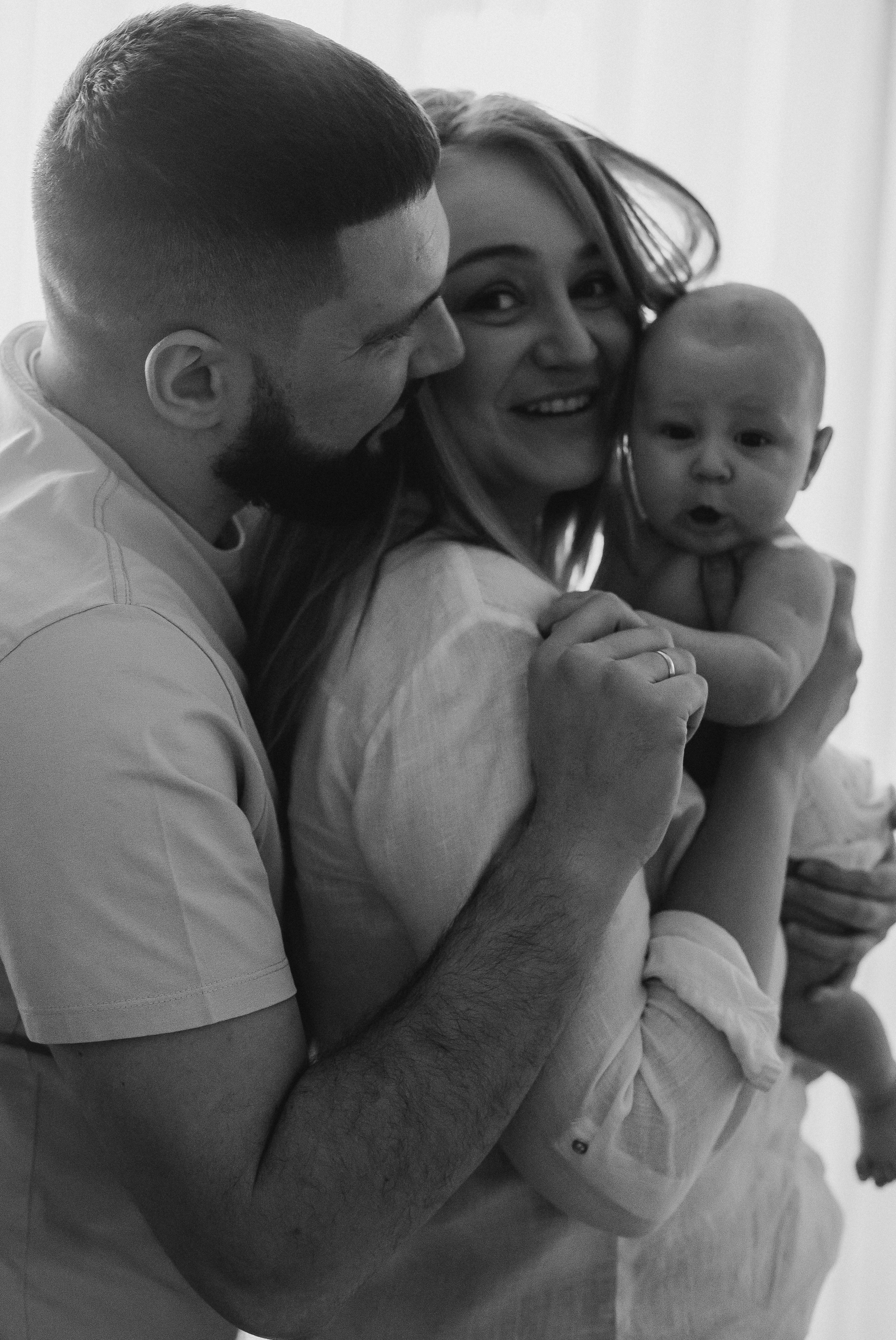 Аня и Антон с малышкой Полиной. Репортажный фотограф в Тюмени Татьяна Мужева