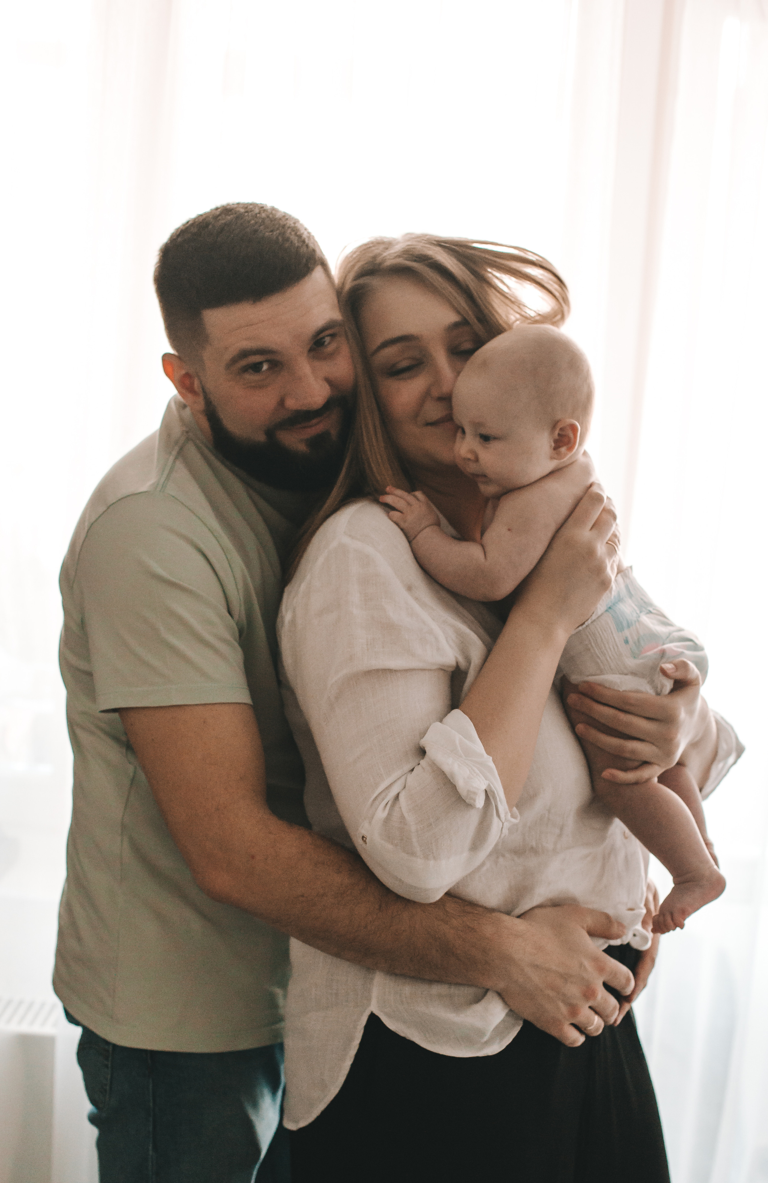 Аня и Антон с малышкой Полиной. Репортажный фотограф в Тюмени Татьяна Мужева