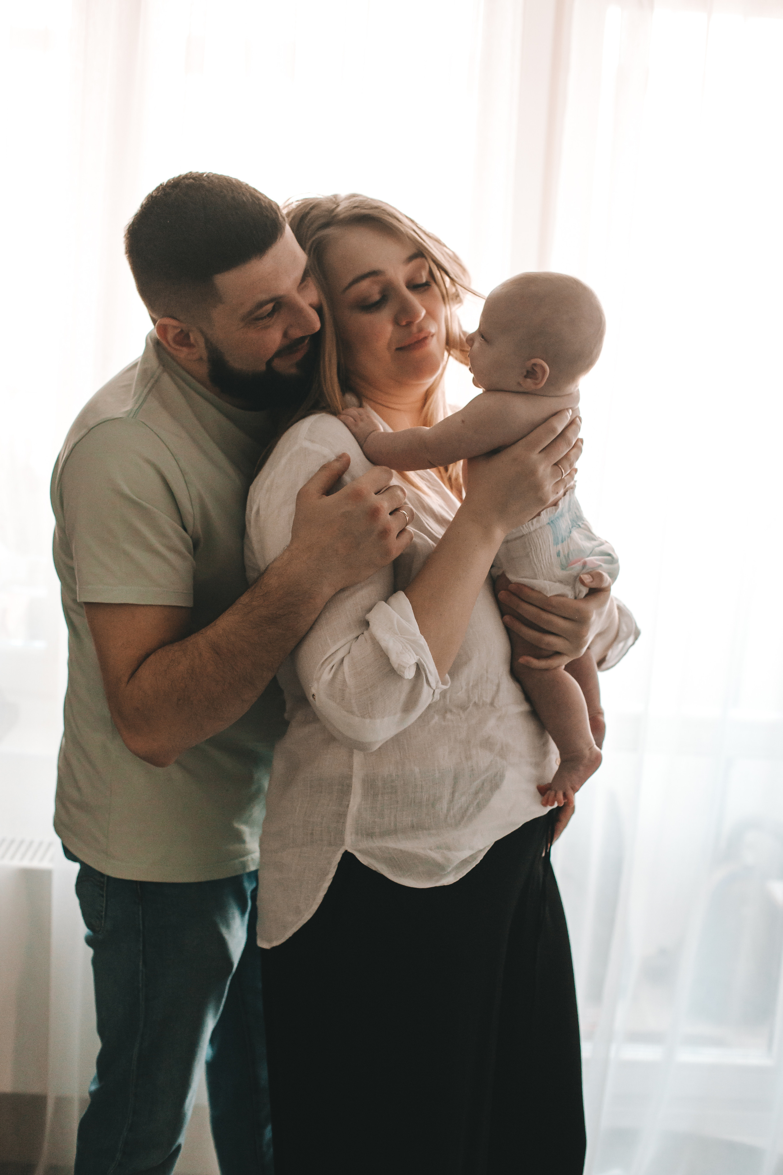 Аня и Антон с малышкой Полиной. Репортажный фотограф в Тюмени Татьяна Мужева