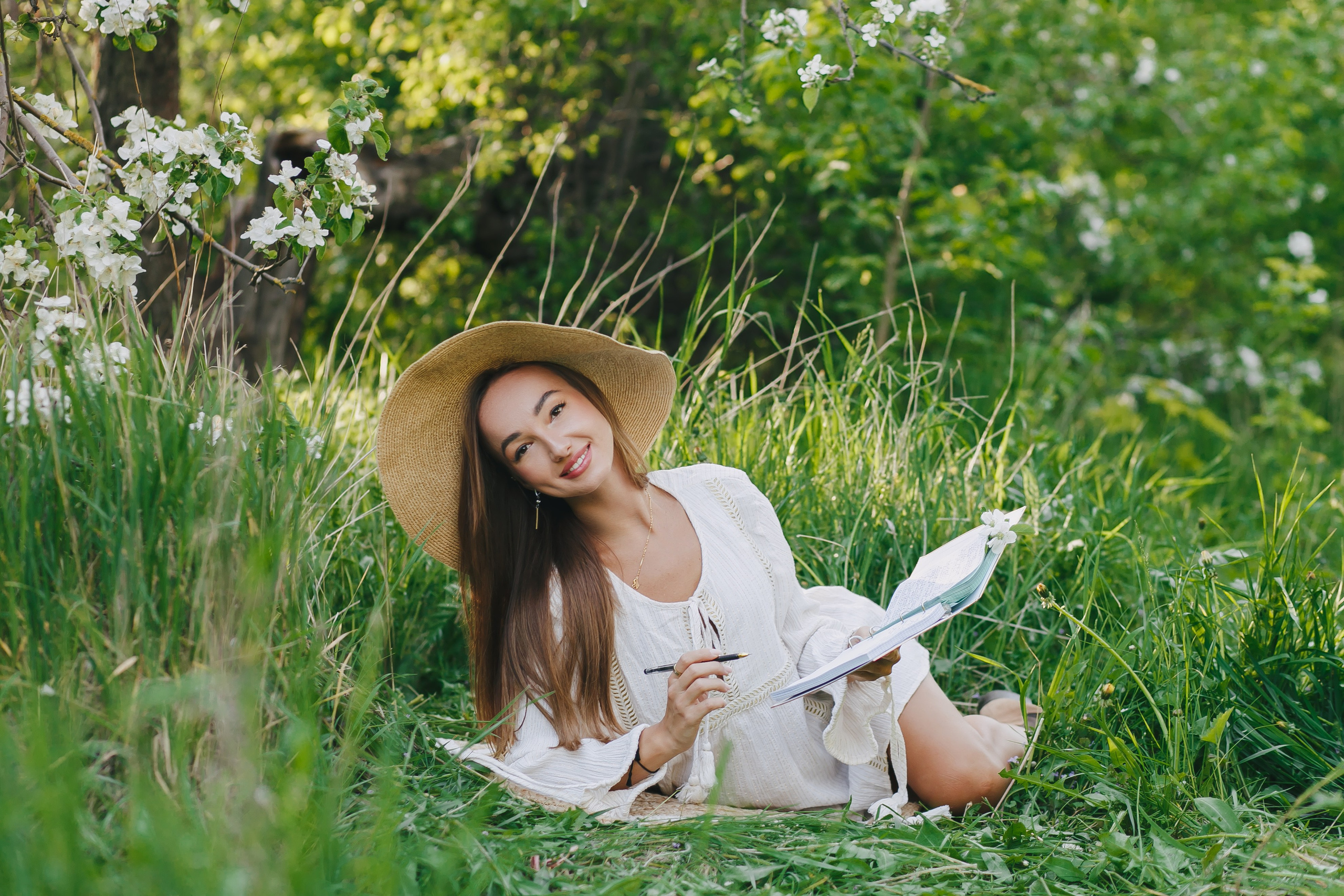 Портретная фотосессия красивой девушки в цветущем яблоневом саду. Свадебный и портретный фотограф в Липецке, Ельце, Воронеже, Москве, Тамбове 