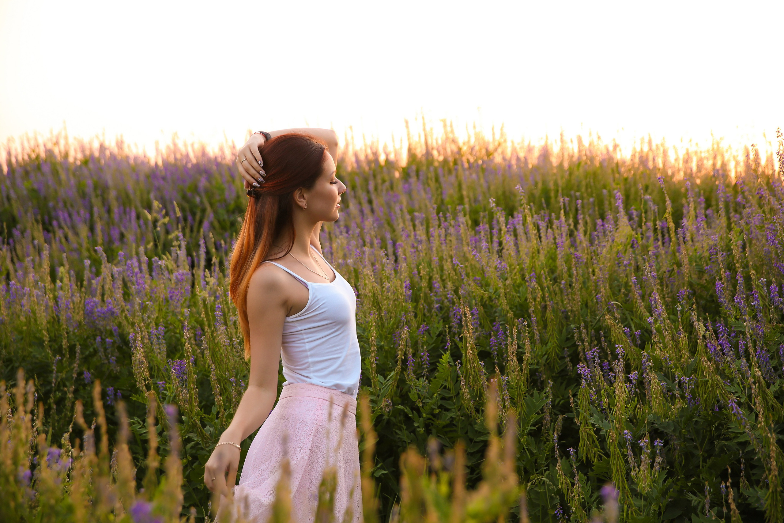 Аня в поле. Фотограф в Москве Петр Смагин. Фотографирую людей, события и предметы