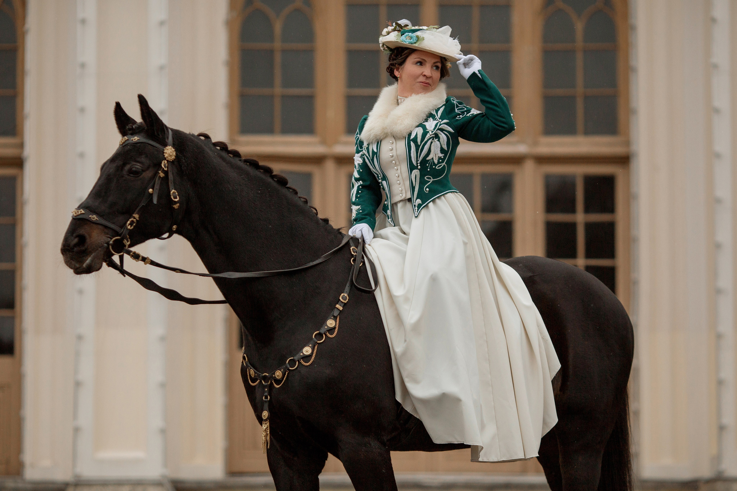 Фотосессия с лошадью у вокзала Новый Петергоф