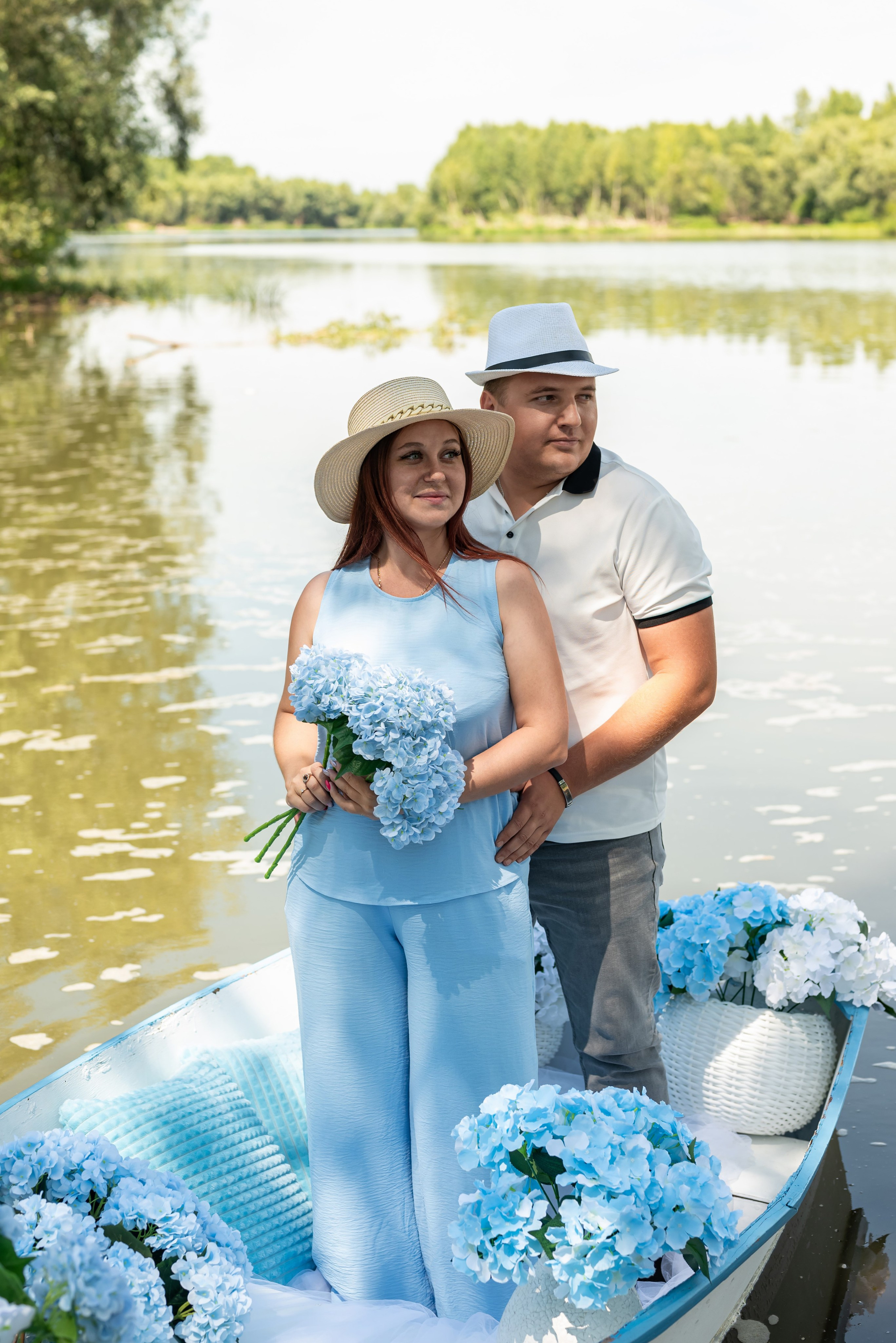 Фотопроект на лодке с голубыми гортензиями. Фотограф в городе Салават