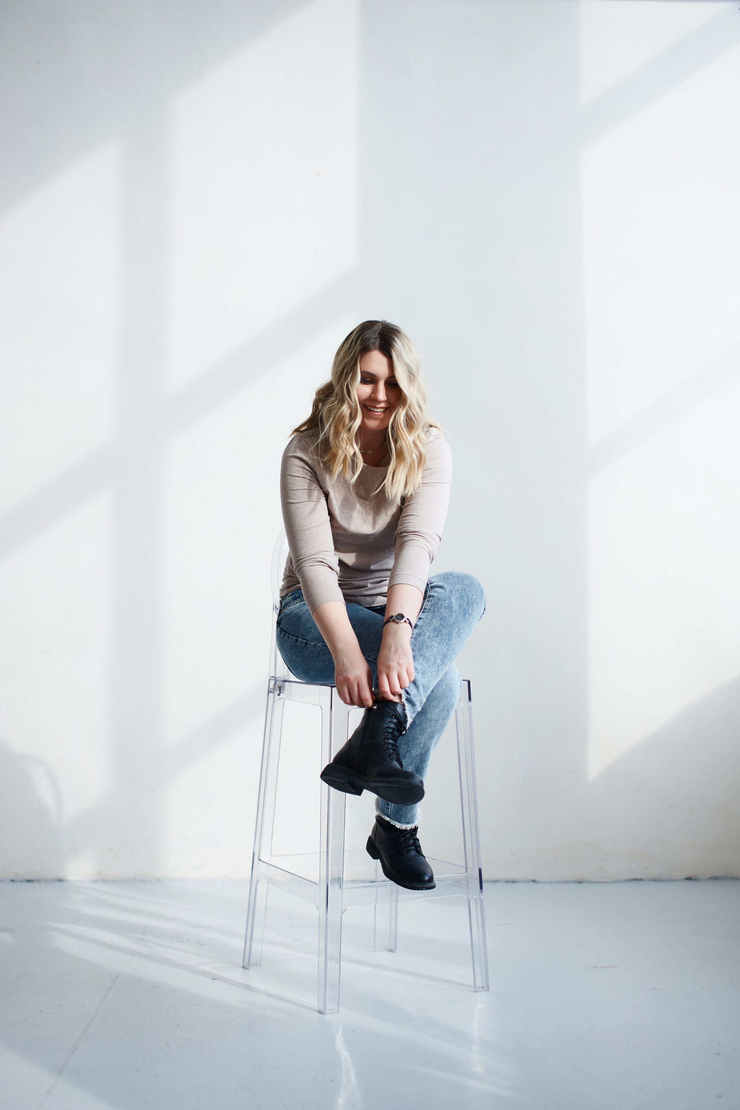 Портреты для Татьяны в студии с минималистичным дизайном. Репортажный и женский фотограф в Новосибирске