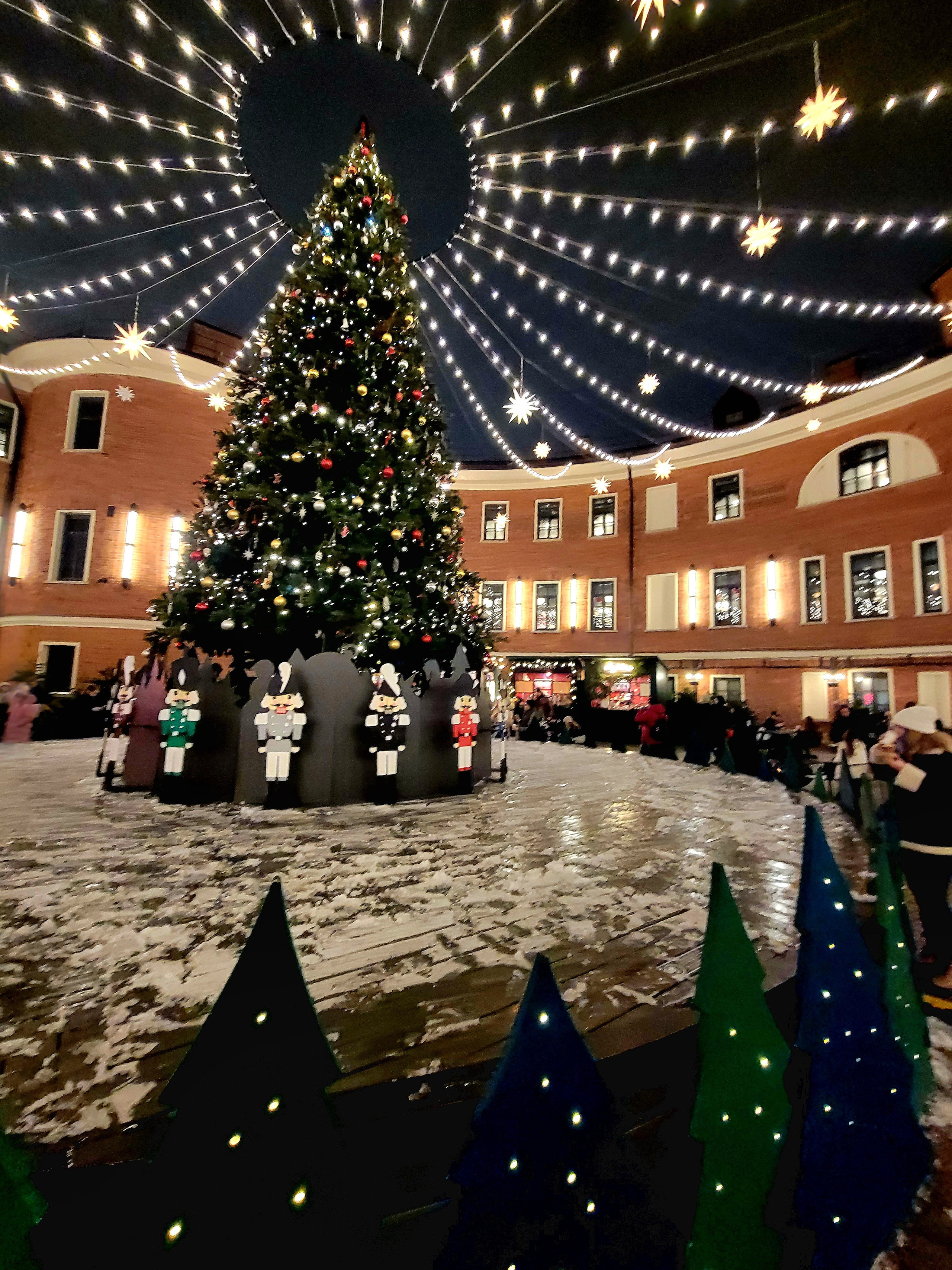 Во дворе Бутылки - елка и мини-базар