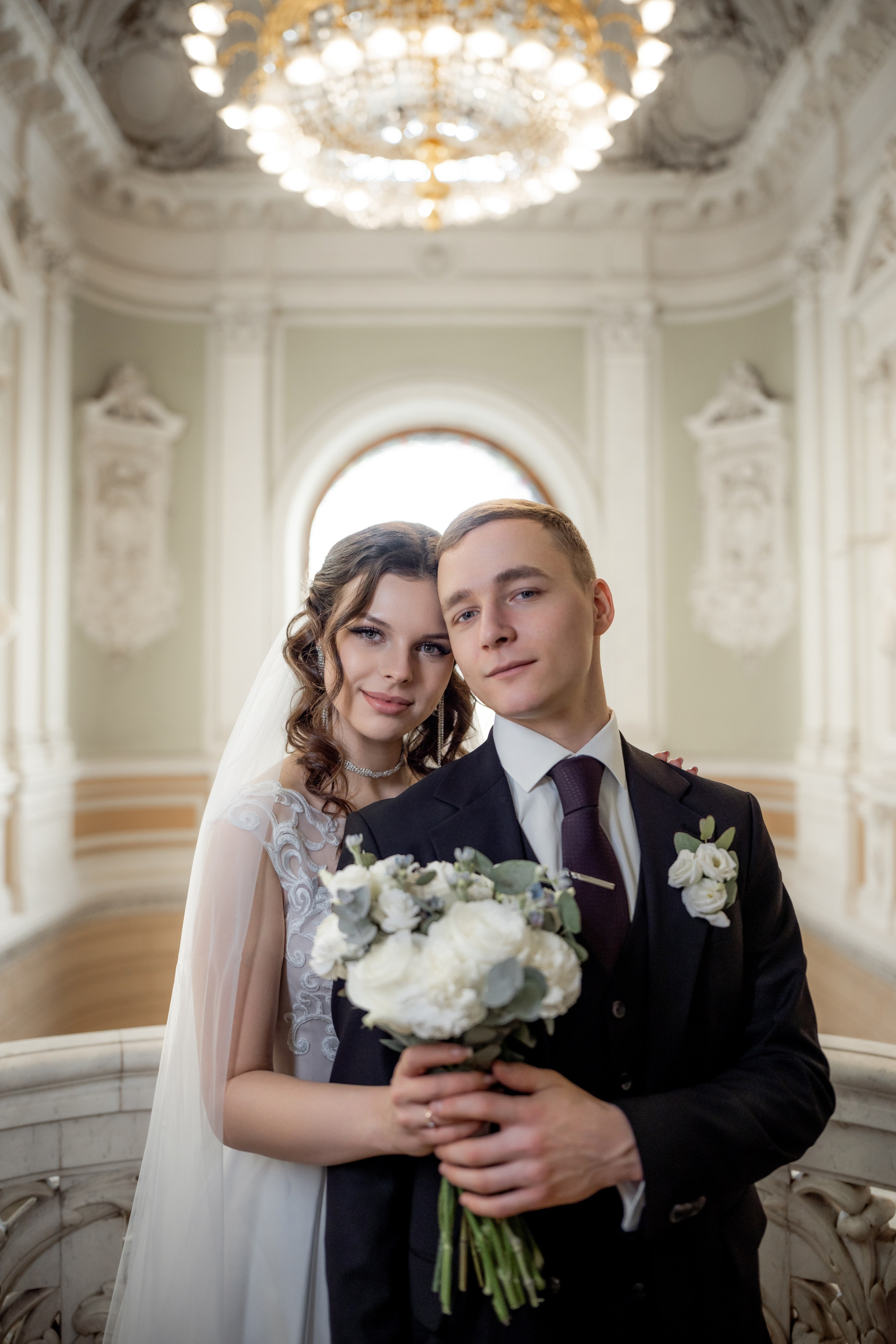 Свадебная фотосессия в Санкт-Петербурге во дворце  бракосочетания №1 на Английской набережной. Невеста и жених стоят рядом на балконе дворца. Семейное фото