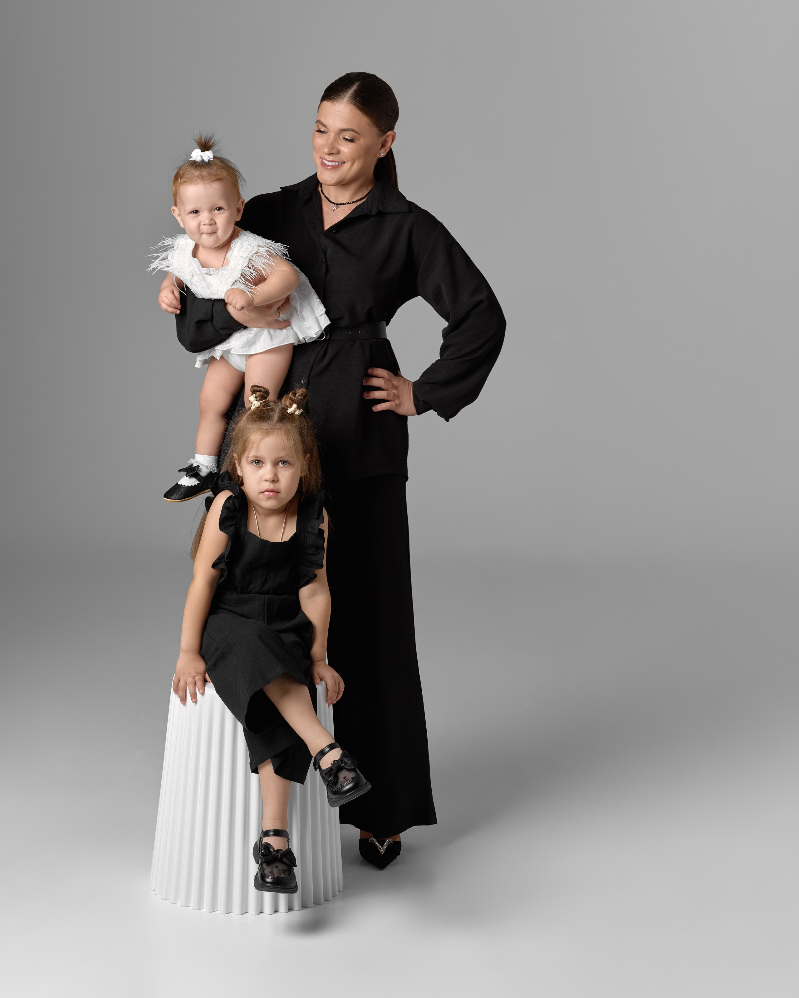 Семейная фотосессия в студии с импульсным светом