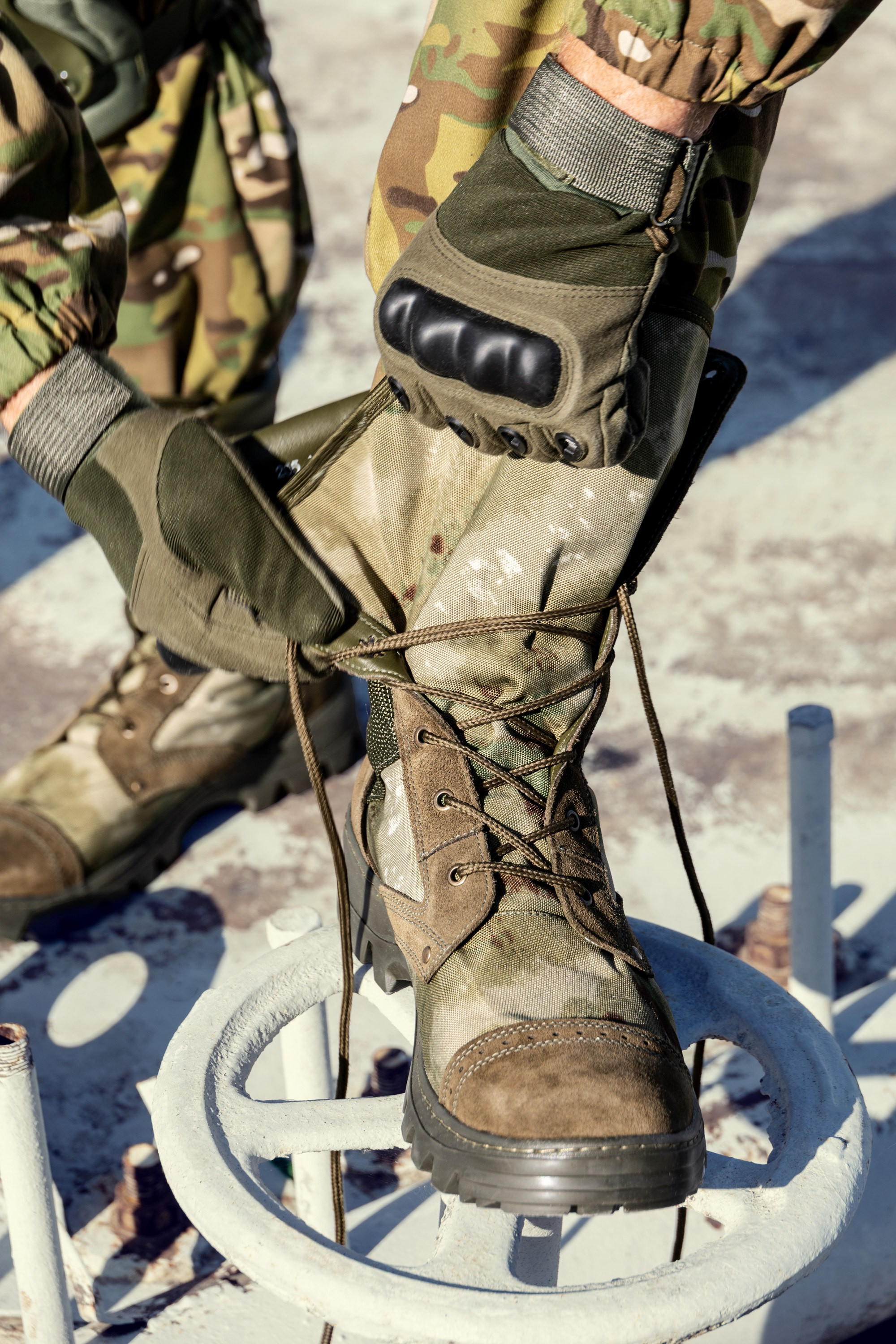 Детализация шнуровки камуфляжных берцев | Фото для сайта производителя