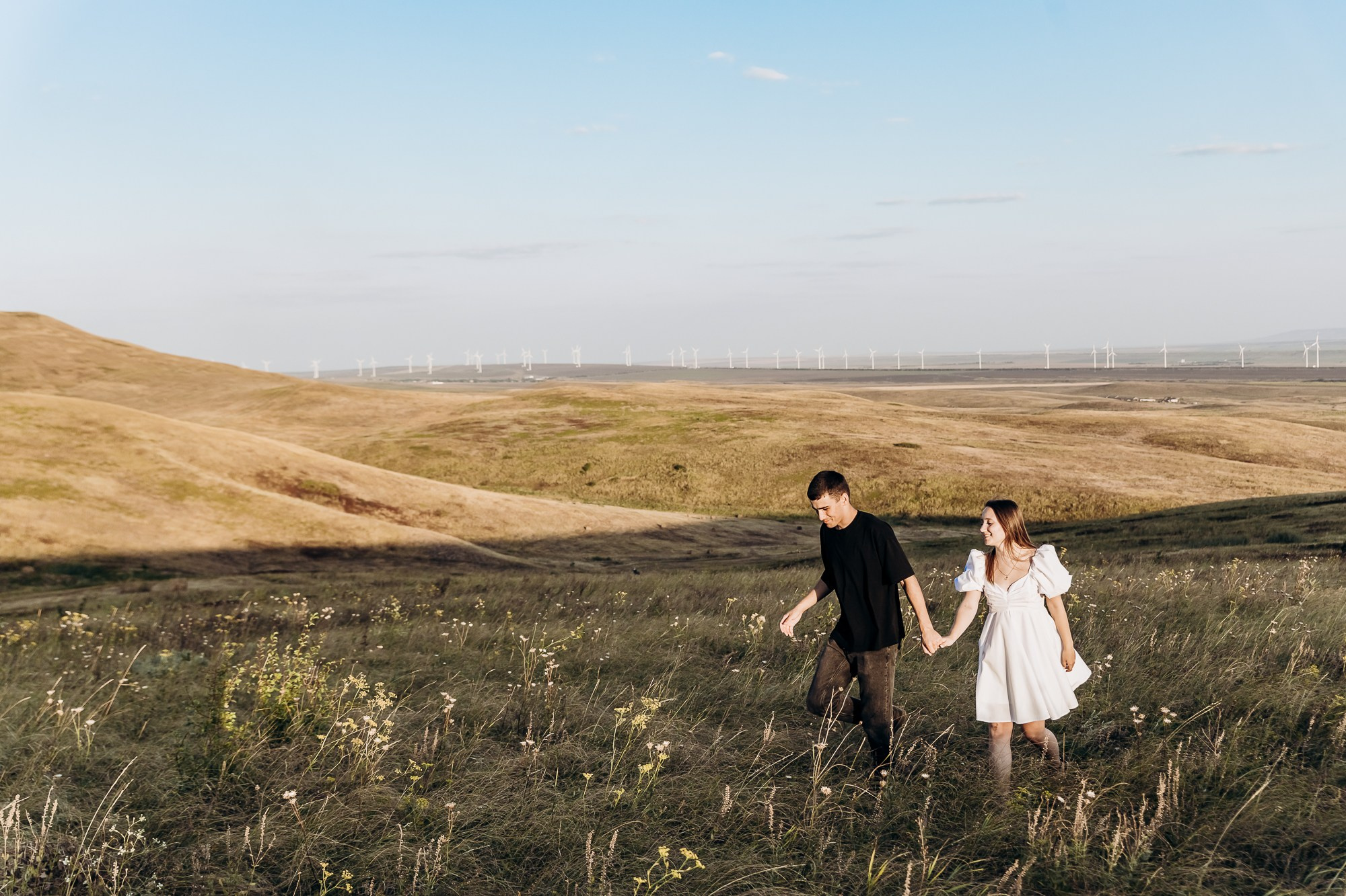 Пара оставляет свои имена на деревянной лавочке как знак любви