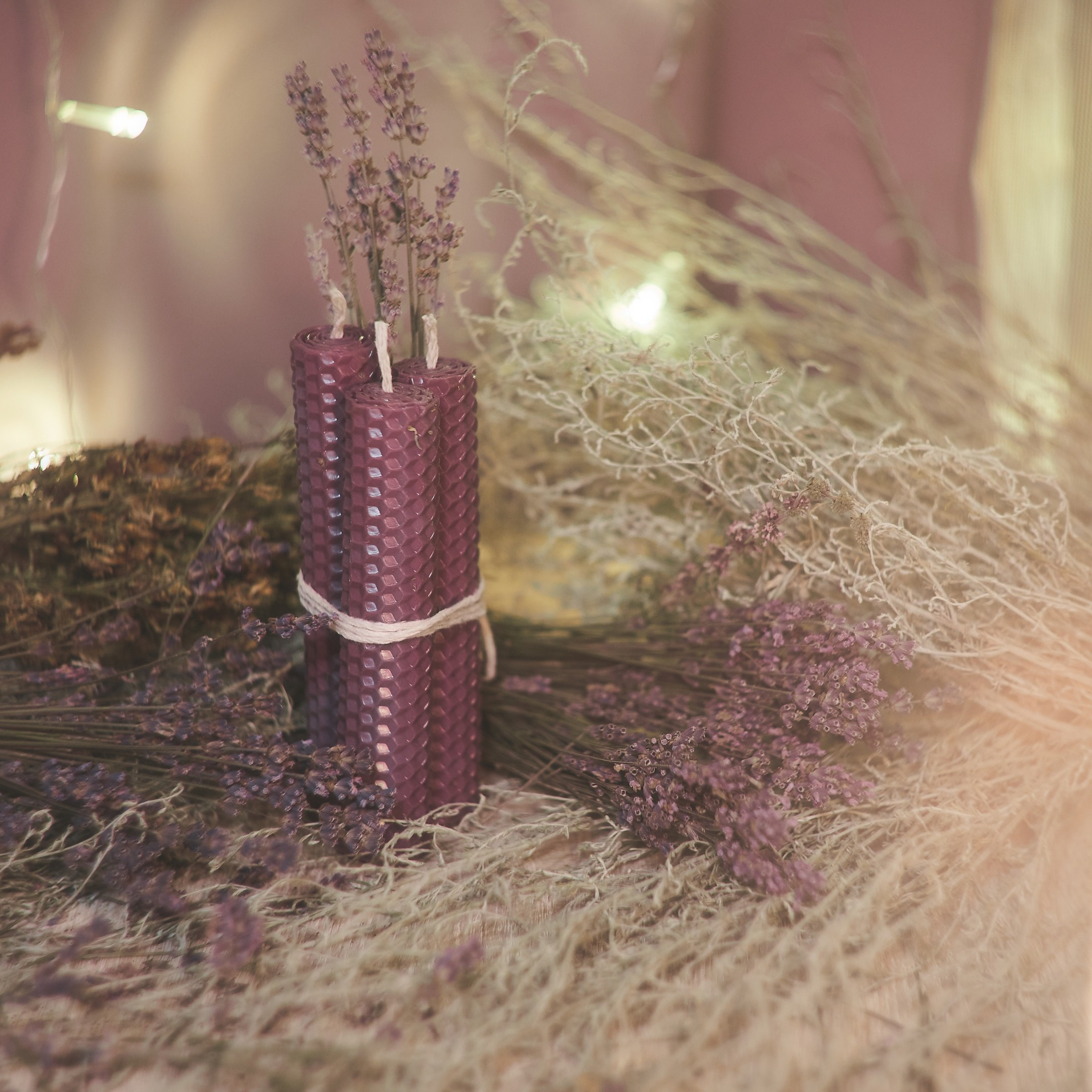 Атмосферное фото декоративной свечи с лавандой.