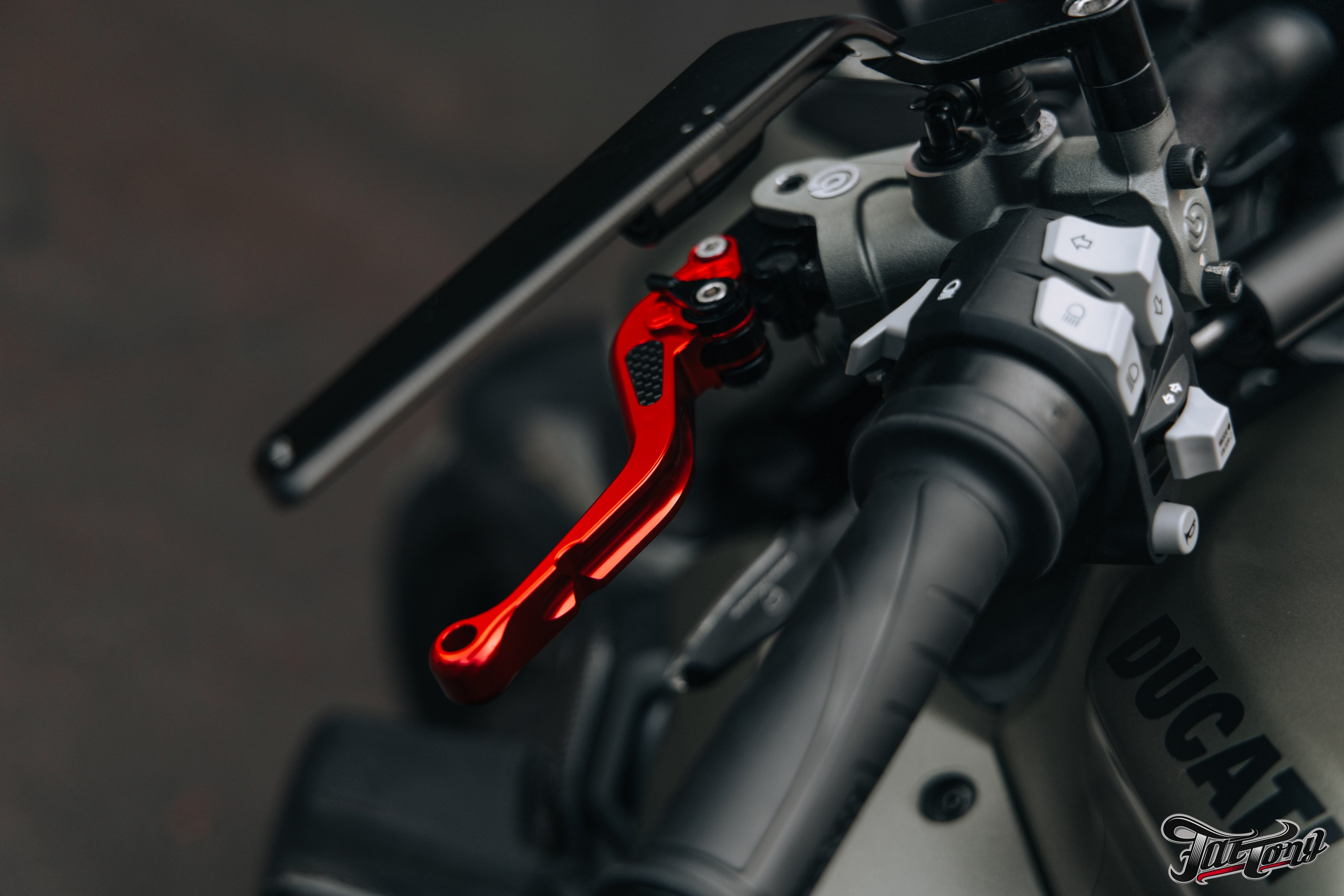 Ducati Streetfighter V2 окрас деталей в красный кэнди и черный мат. DeLorein