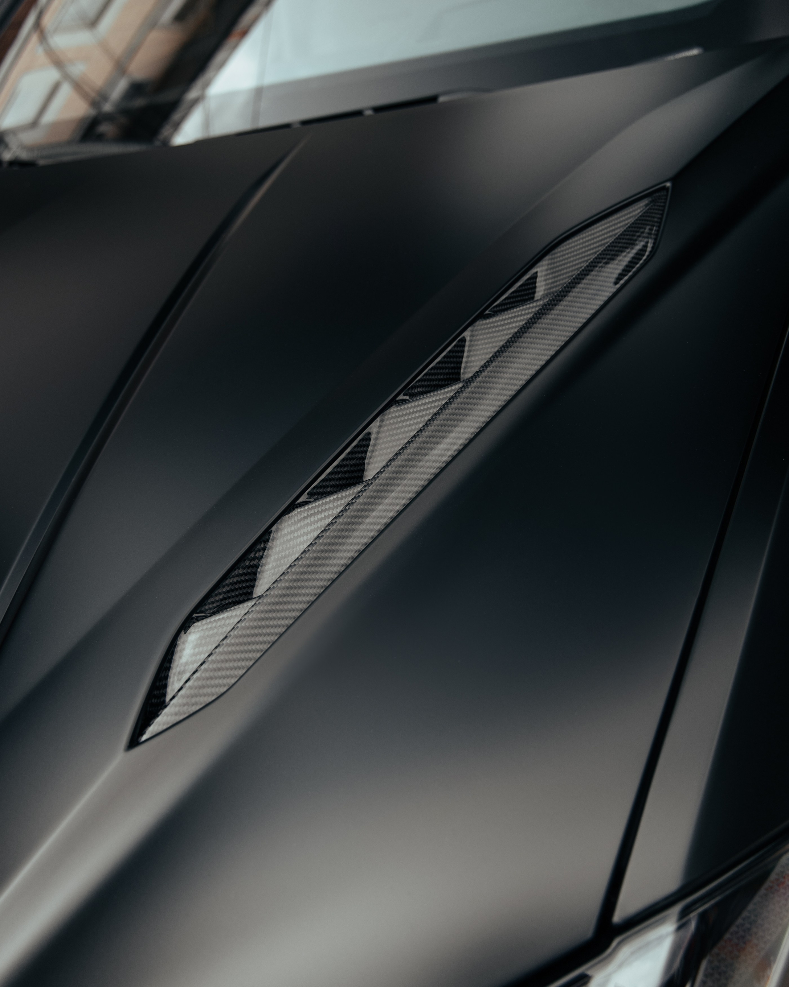 Lamborghini Urus ламинация карбоном вставок в капот, спойлеров, крышки багажника и зеркал. DeLorein