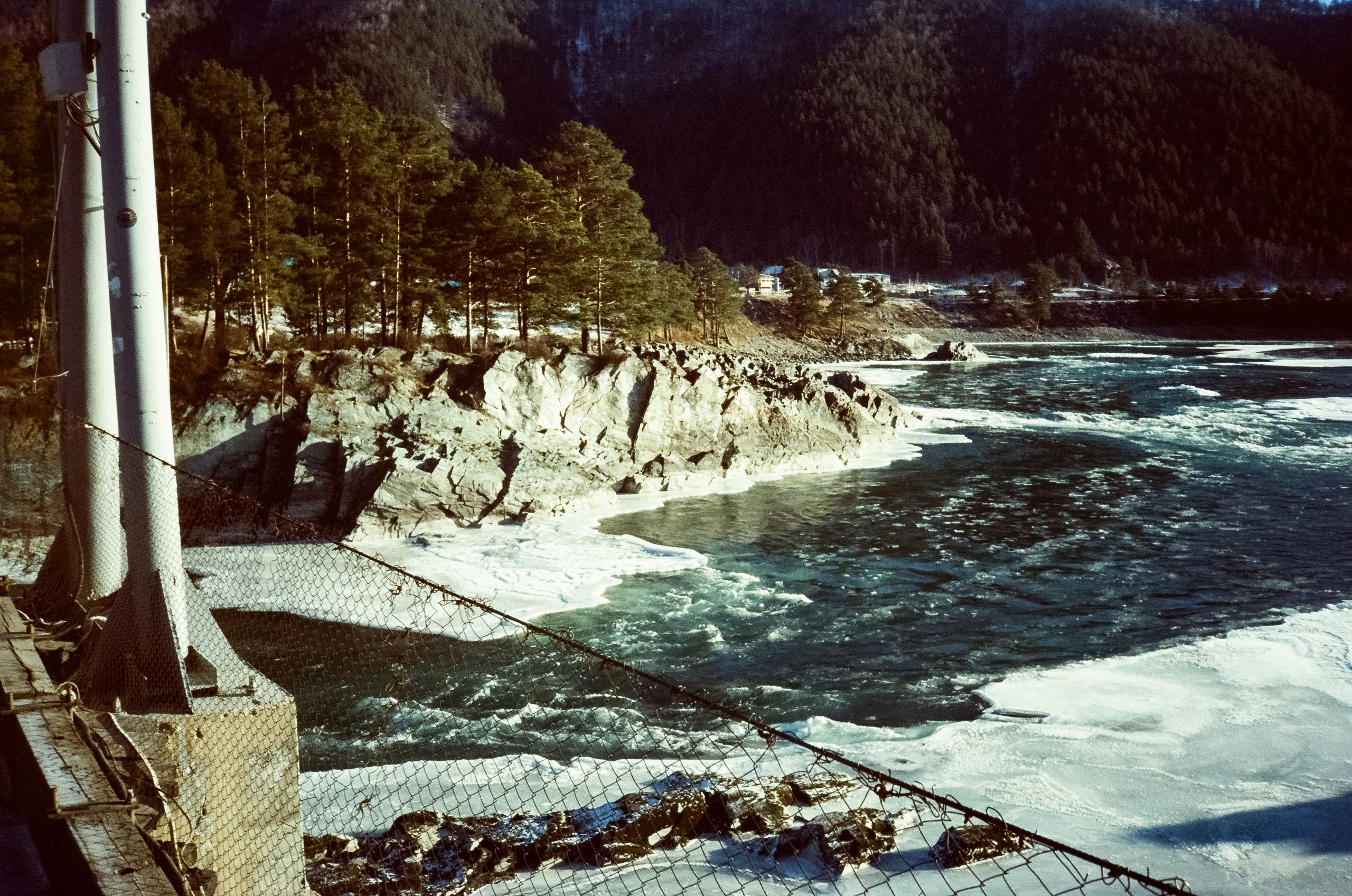 Мост над скалами Зубы Дракона и яркая синева зимней Катуни. Фотограф-документалист Мария Осокина