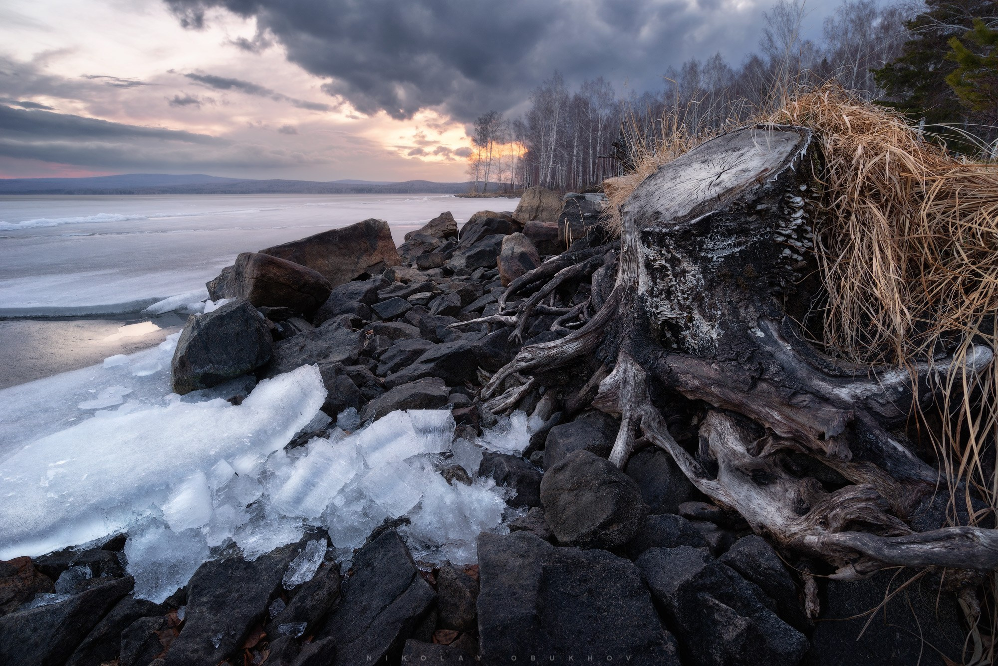 Сумерки в Черноисточинске — мягкий свет окутывает берег пруда, создавая мечтательный пейзаж.