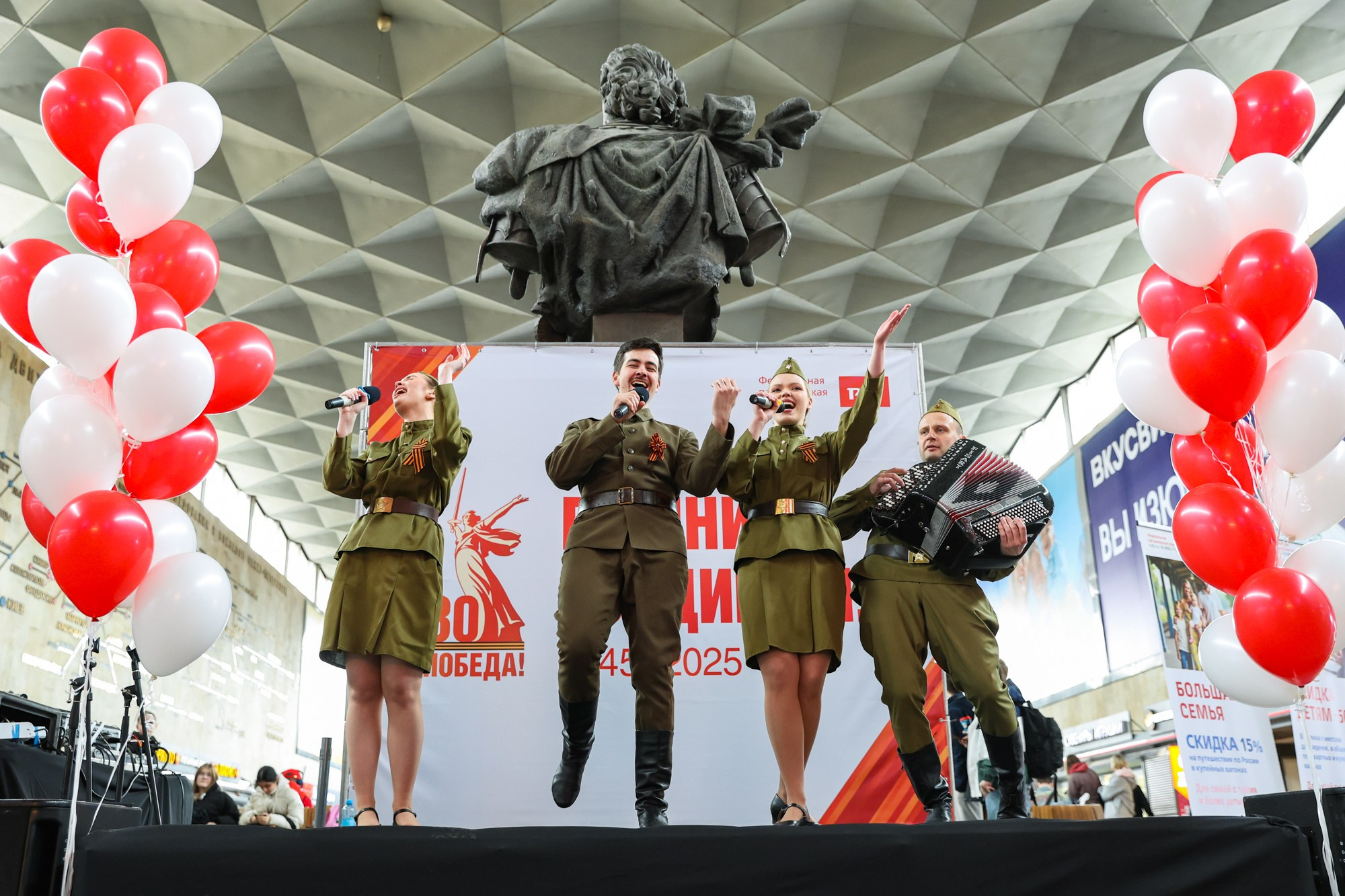 Концерт к 9 мая на Московском вокзале. Фотограф Дарья Попова