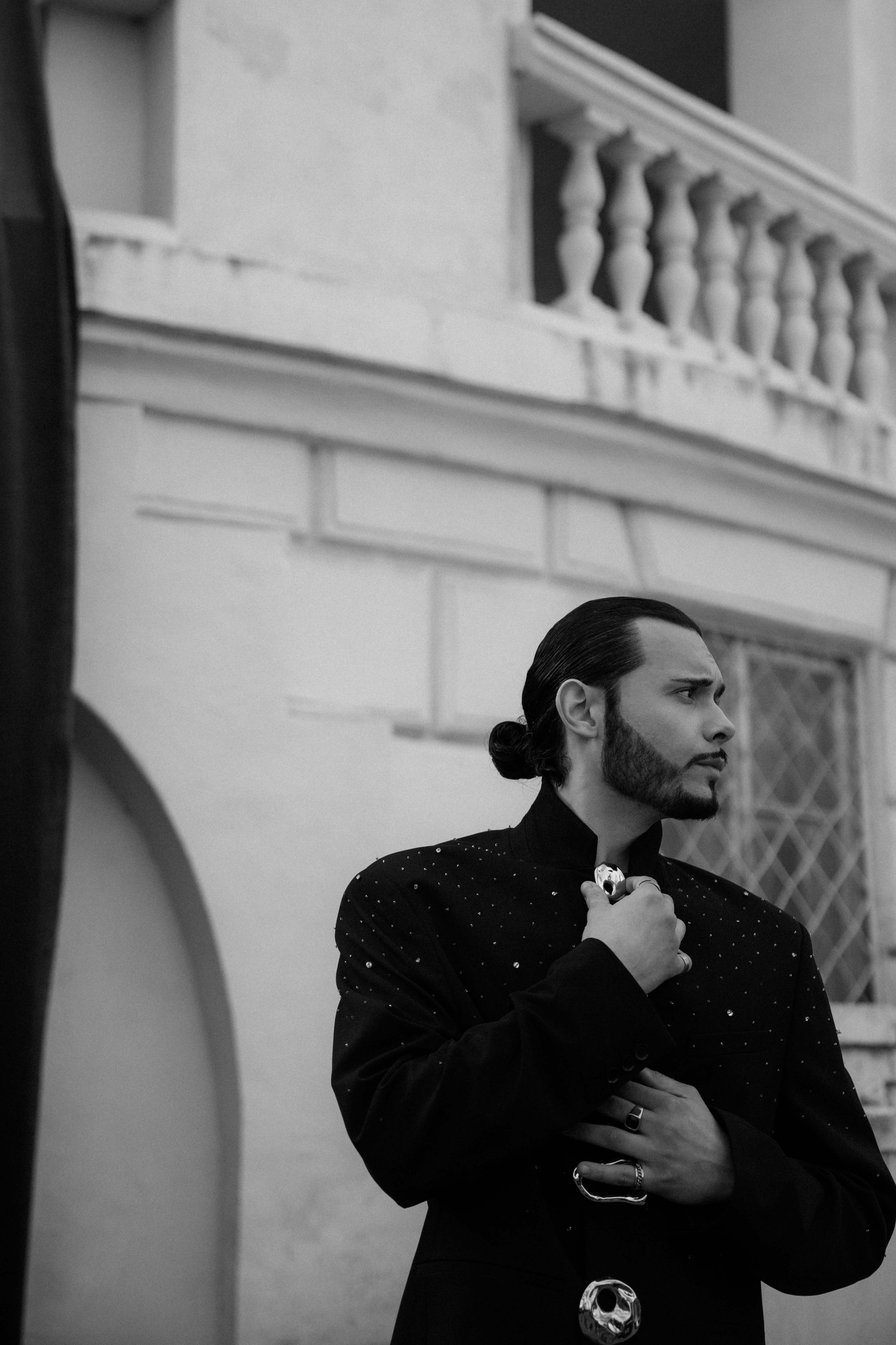 Счастливая пара позирует на свадебной фотосессии на фоне зеленой ткани в театре ,фэшн съемка ,топ 100 — свадебный фотограф Алена Межевова