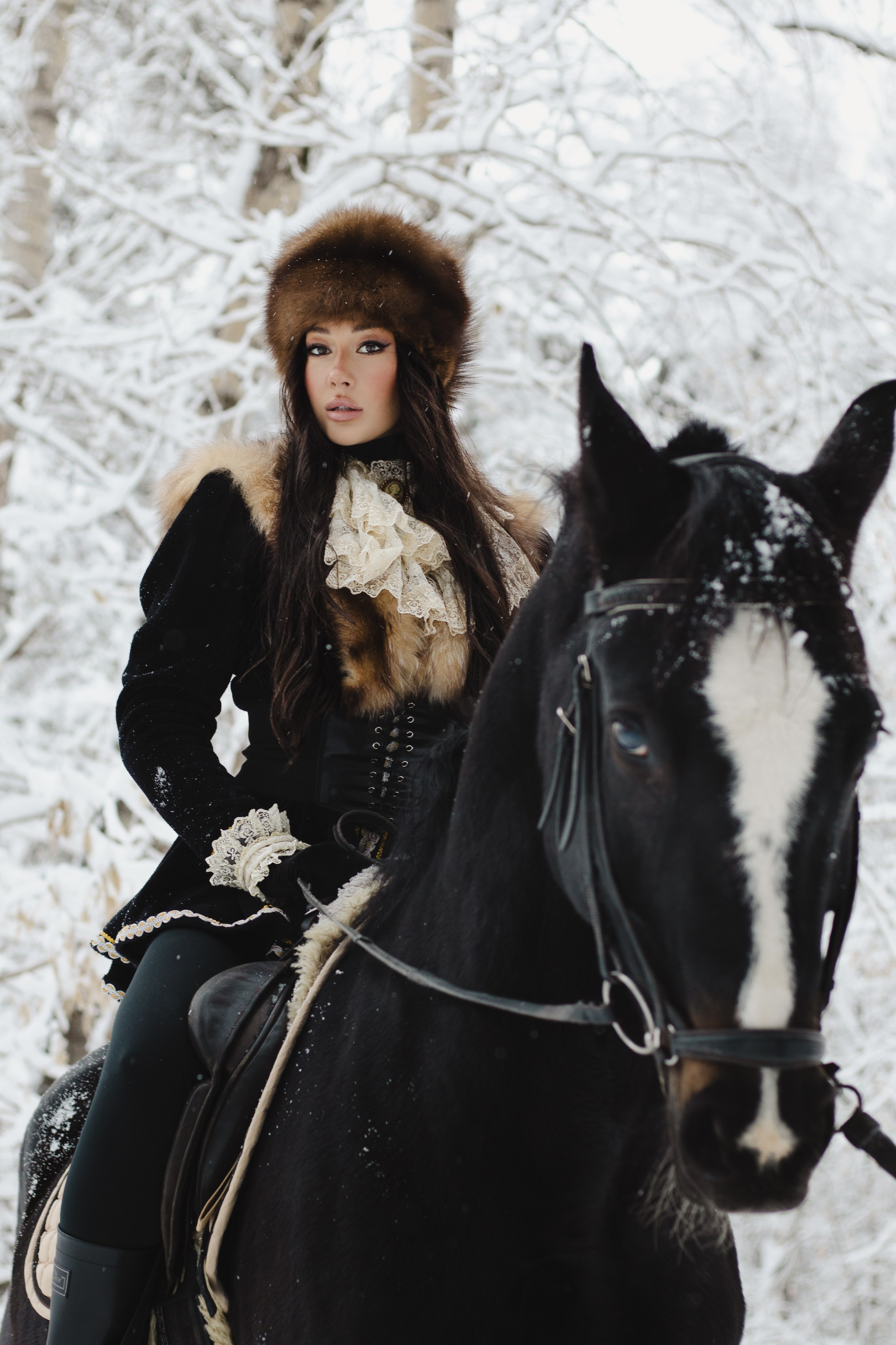 Зимняя фотосессия в заснеженном лесу в Новосибирске
