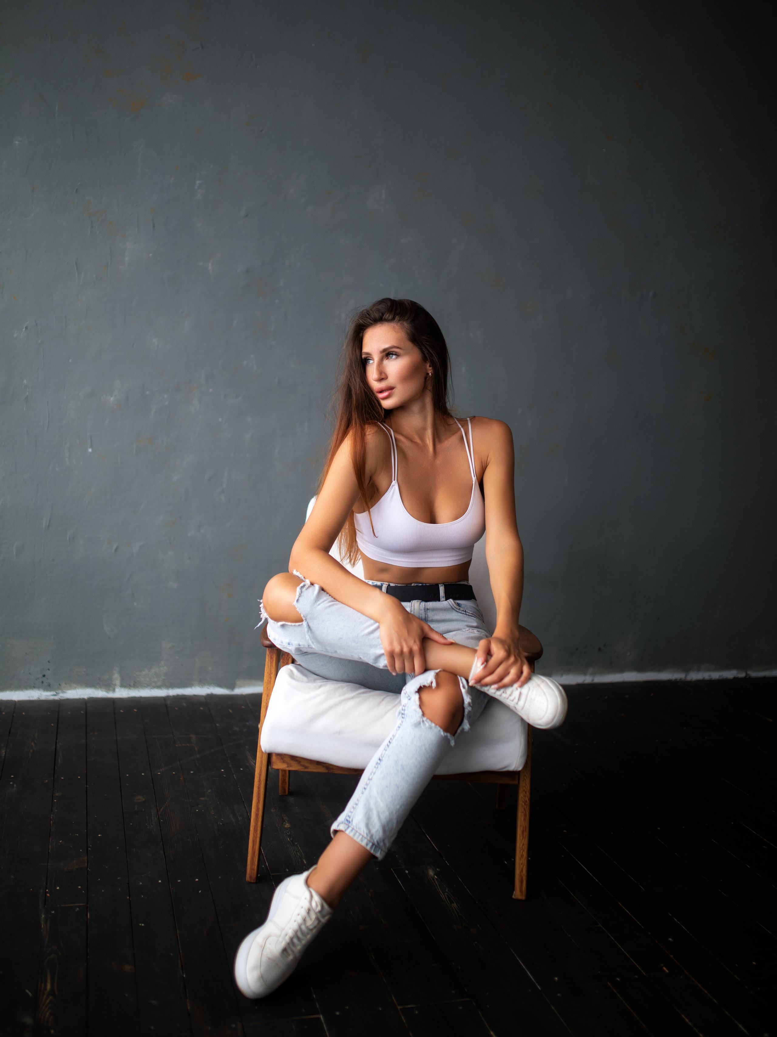 Съемка с Викторией в студии с минимальным интерьером в формате для «себя»