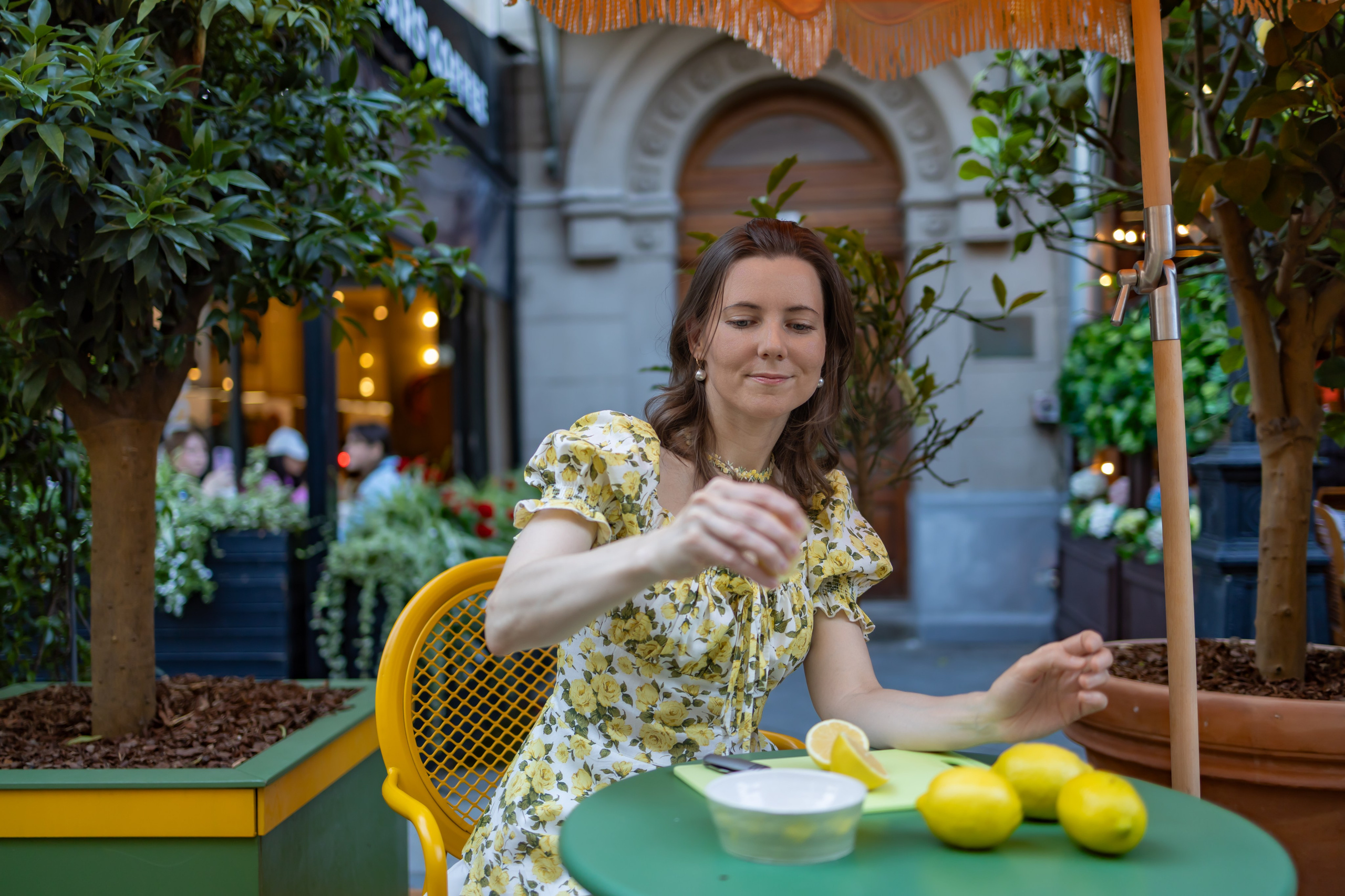 Цитрусовая история: фотосессия с лимонами в Камергерском переулке. Репортажный, семейный и студийный фотограф в Москве Демин Алексей