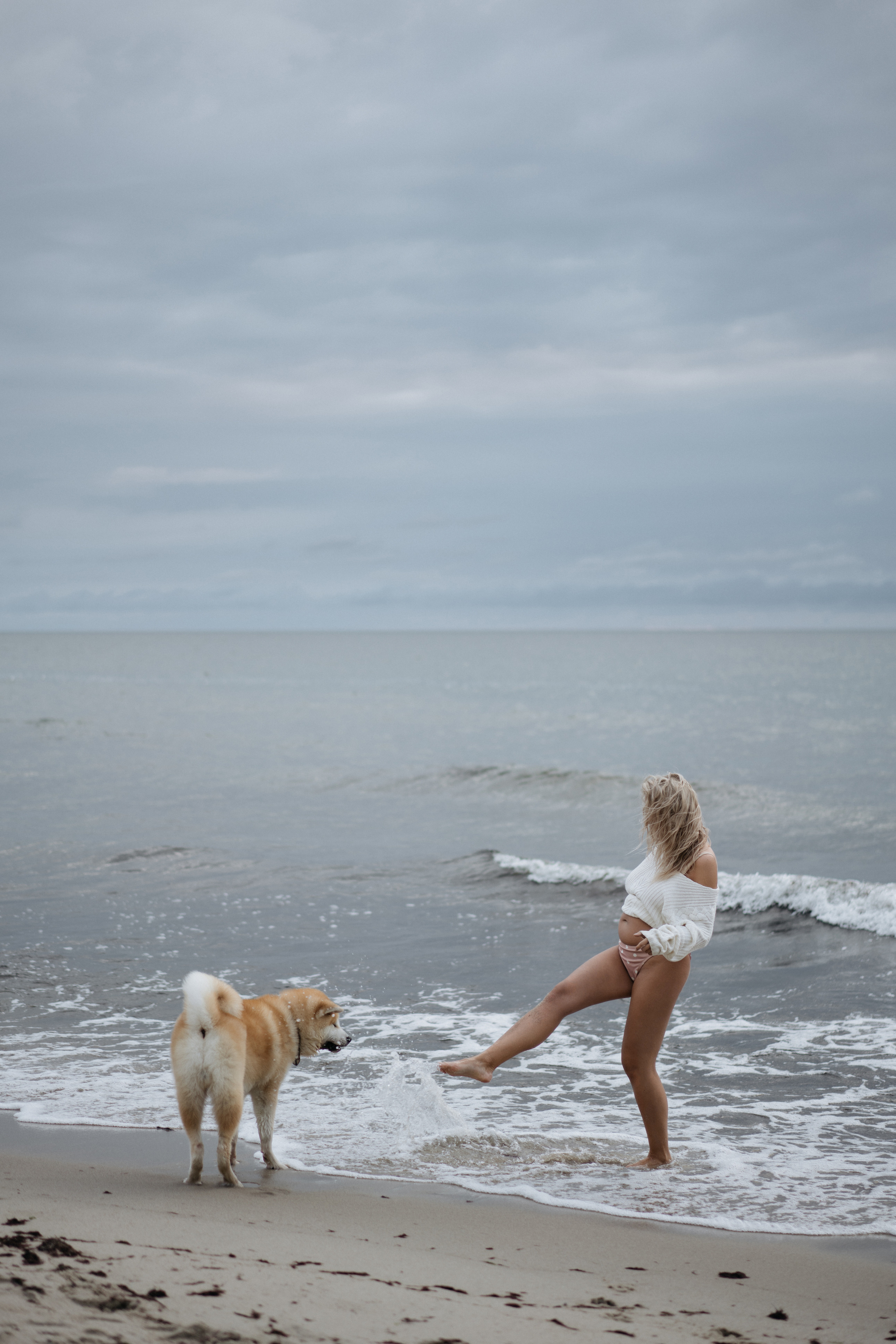 Фотосессия в ожидании, с акитой на берегу моря. Свадебный и семейный фотограф в Калининграде Анастасия Гриценко