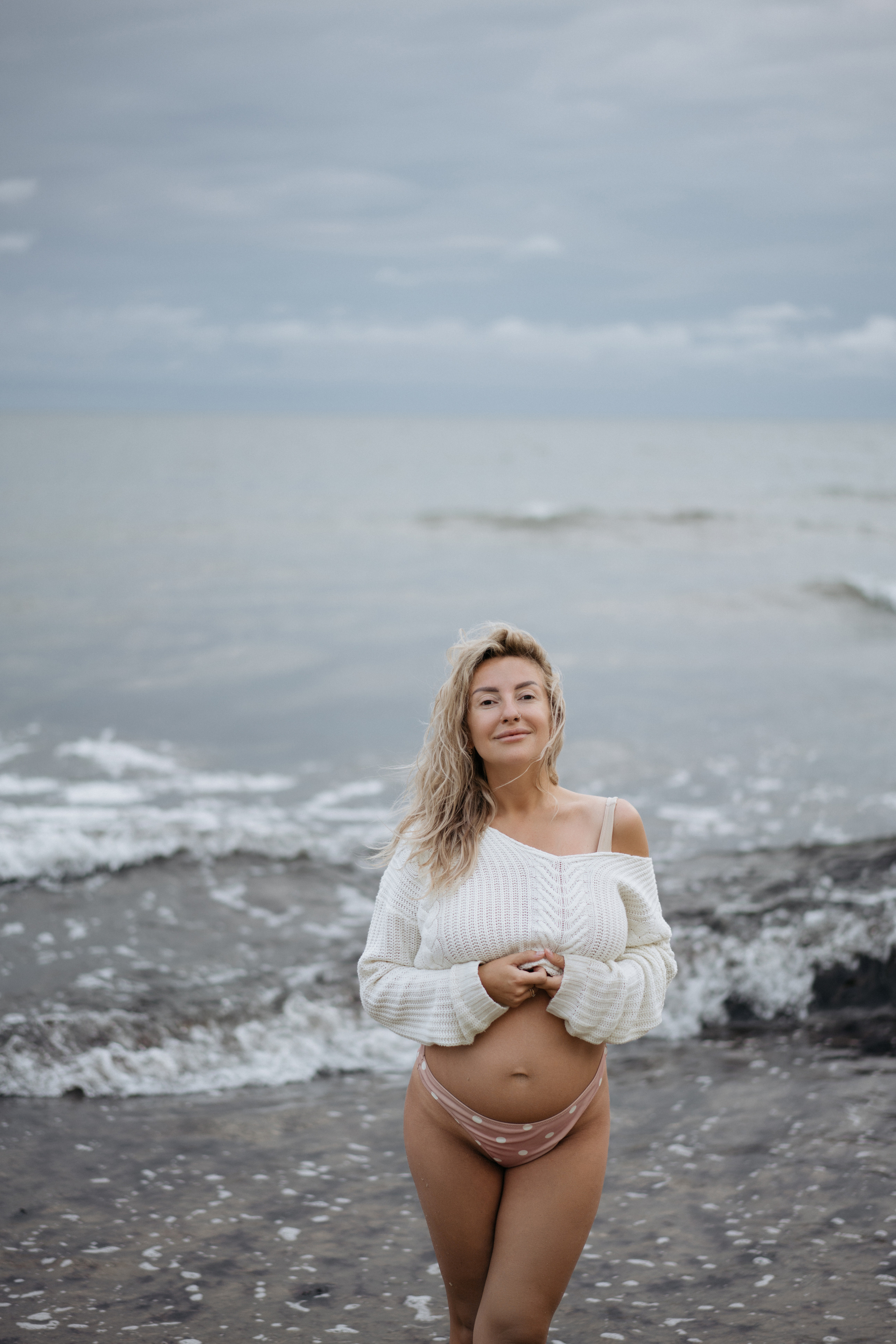 Фотосессия в ожидании, с акитой на берегу моря. Свадебный и семейный фотограф в Калининграде Анастасия Гриценко