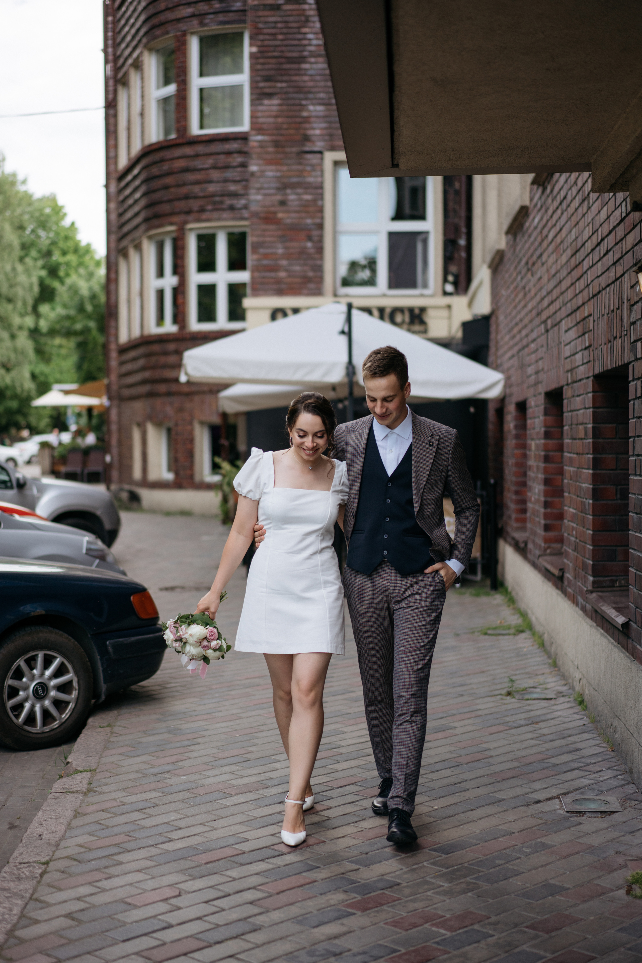 Свадебная прогулка в городе. Свадебный и семейный фотограф в Калининграде Анастасия Гриценко