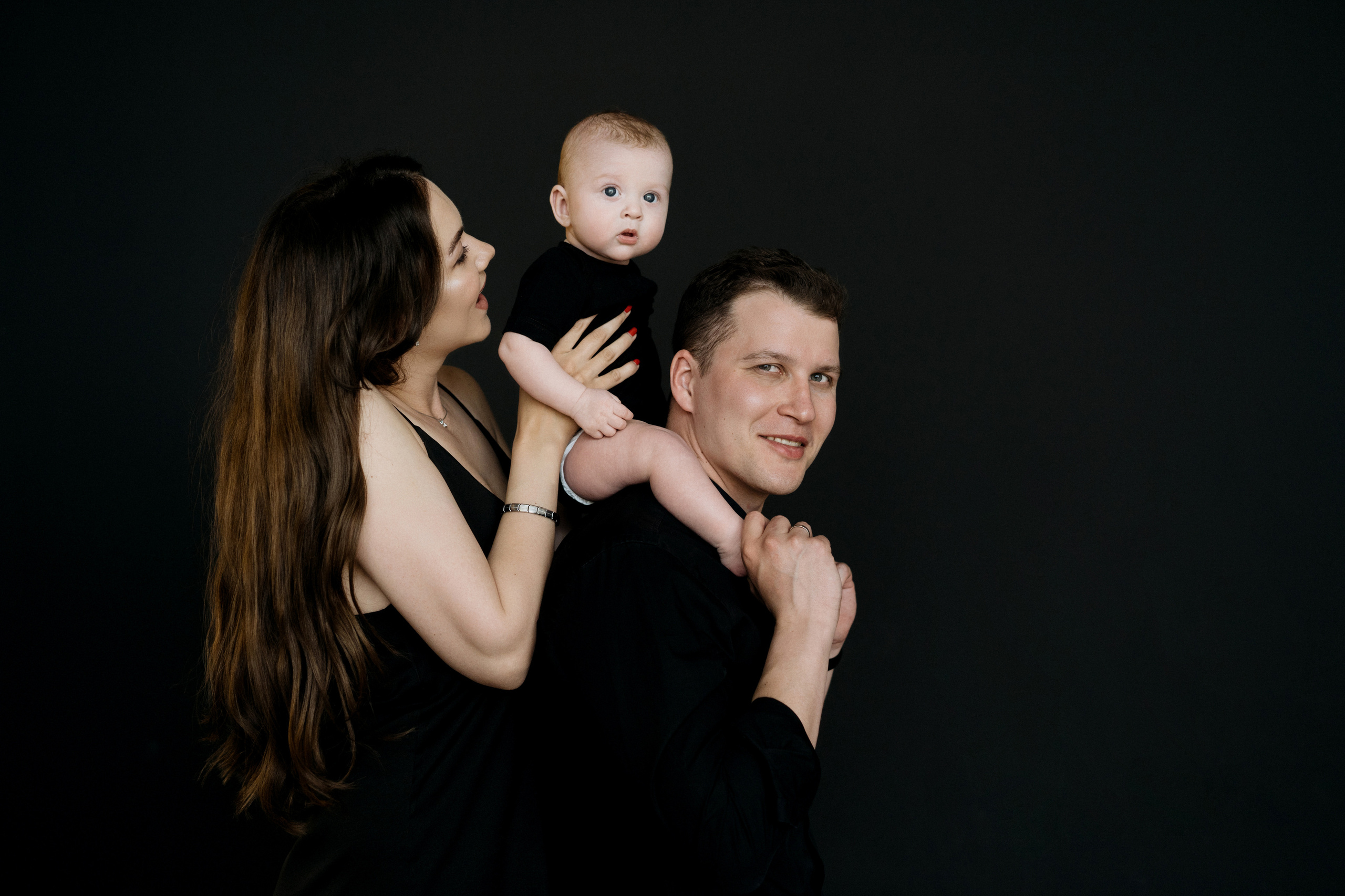 Семейная съемка в черной студии тотал Блэк. Свадебный и семейный фотограф в Калининграде Анастасия Гриценко