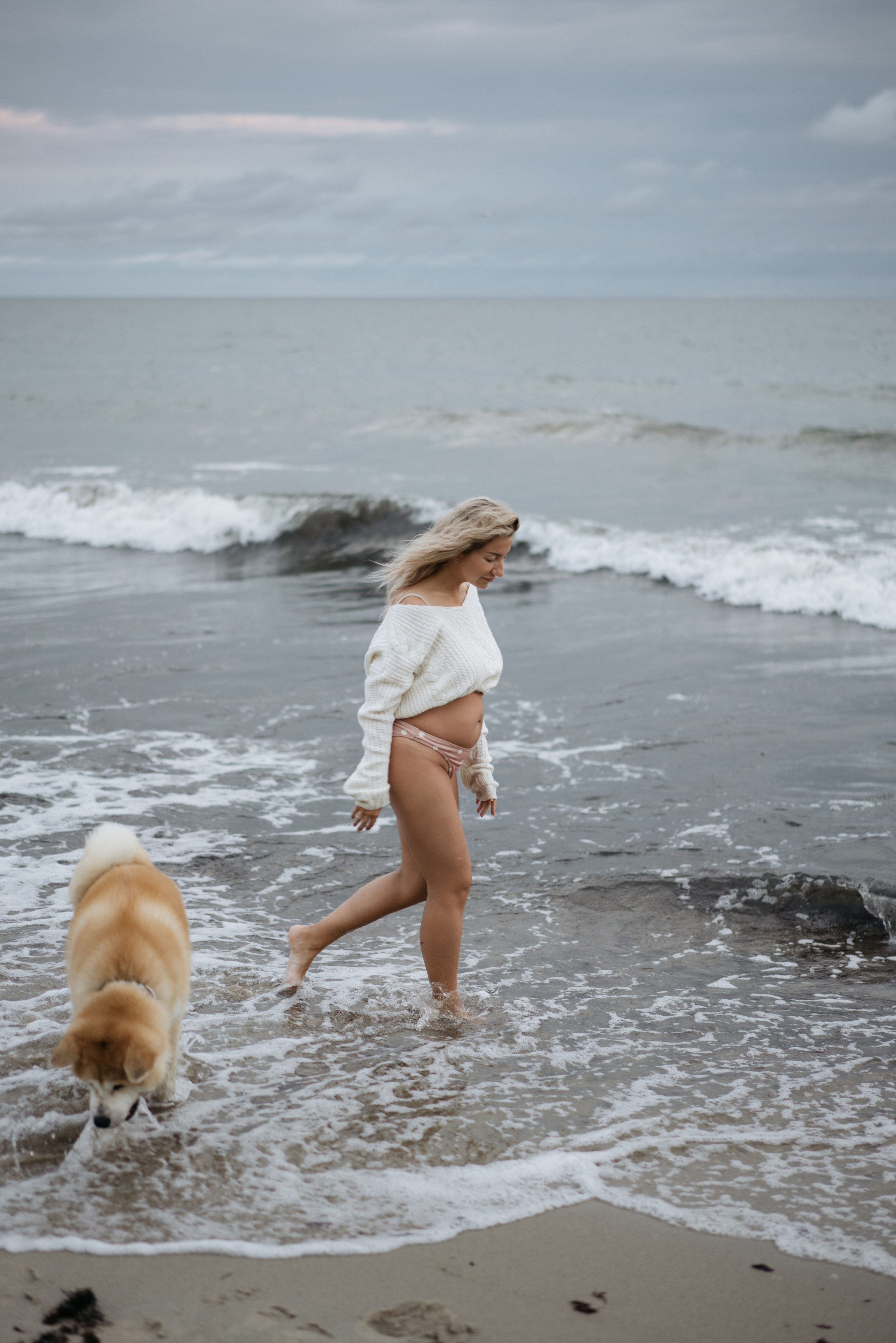 Фотосессия в ожидании, с акитой на берегу моря. Свадебный и семейный фотограф в Калининграде Анастасия Гриценко