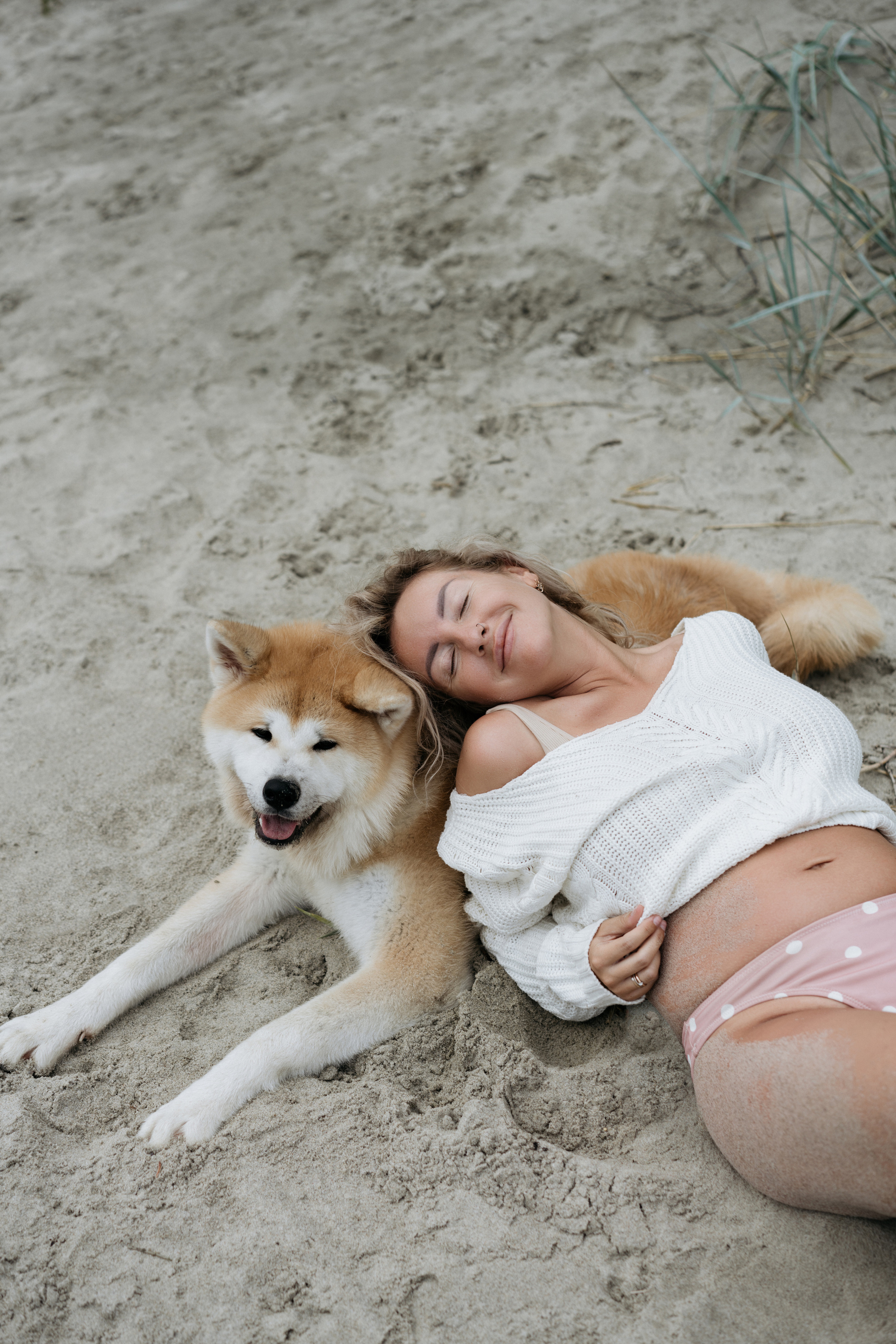 Фотосессия в ожидании, с акитой на берегу моря. Свадебный и семейный фотограф в Калининграде Анастасия Гриценко