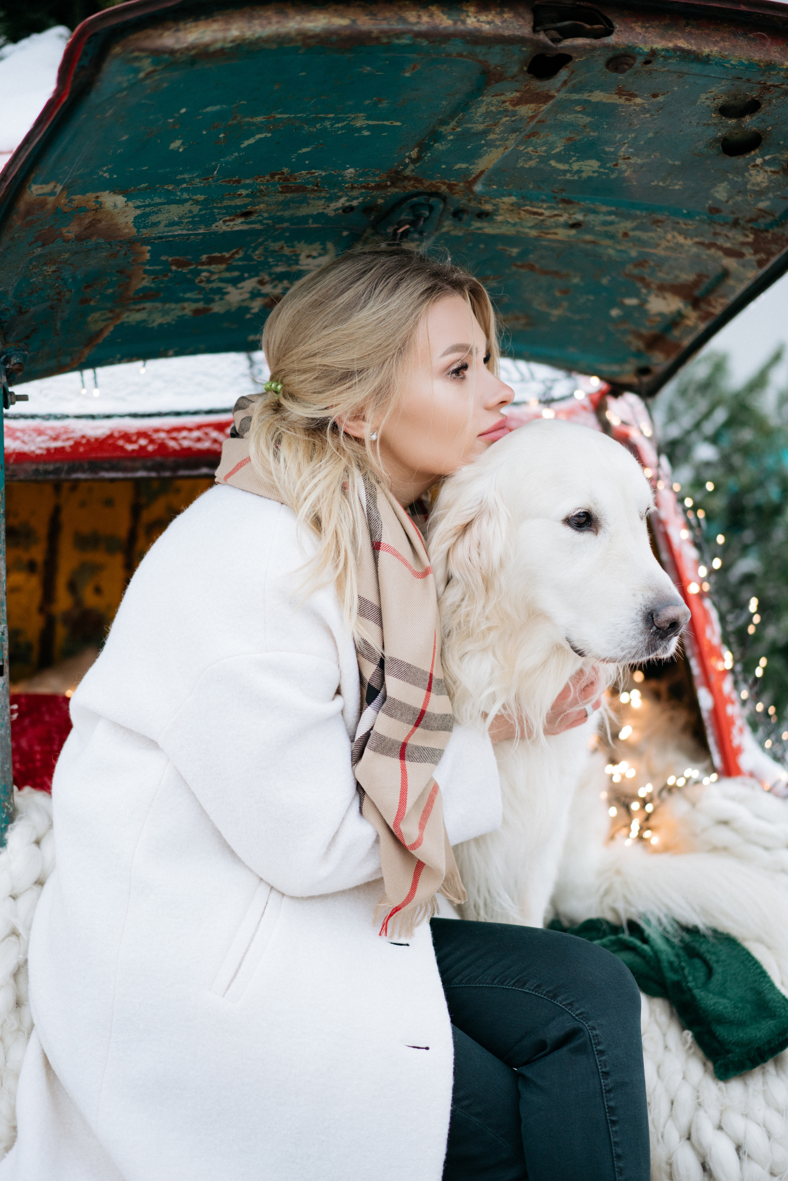 Красивая новогодняя фотосессия с машиной елкой и собакой. Свадебный и семейный фотограф в Калининграде Анастасия Гриценко