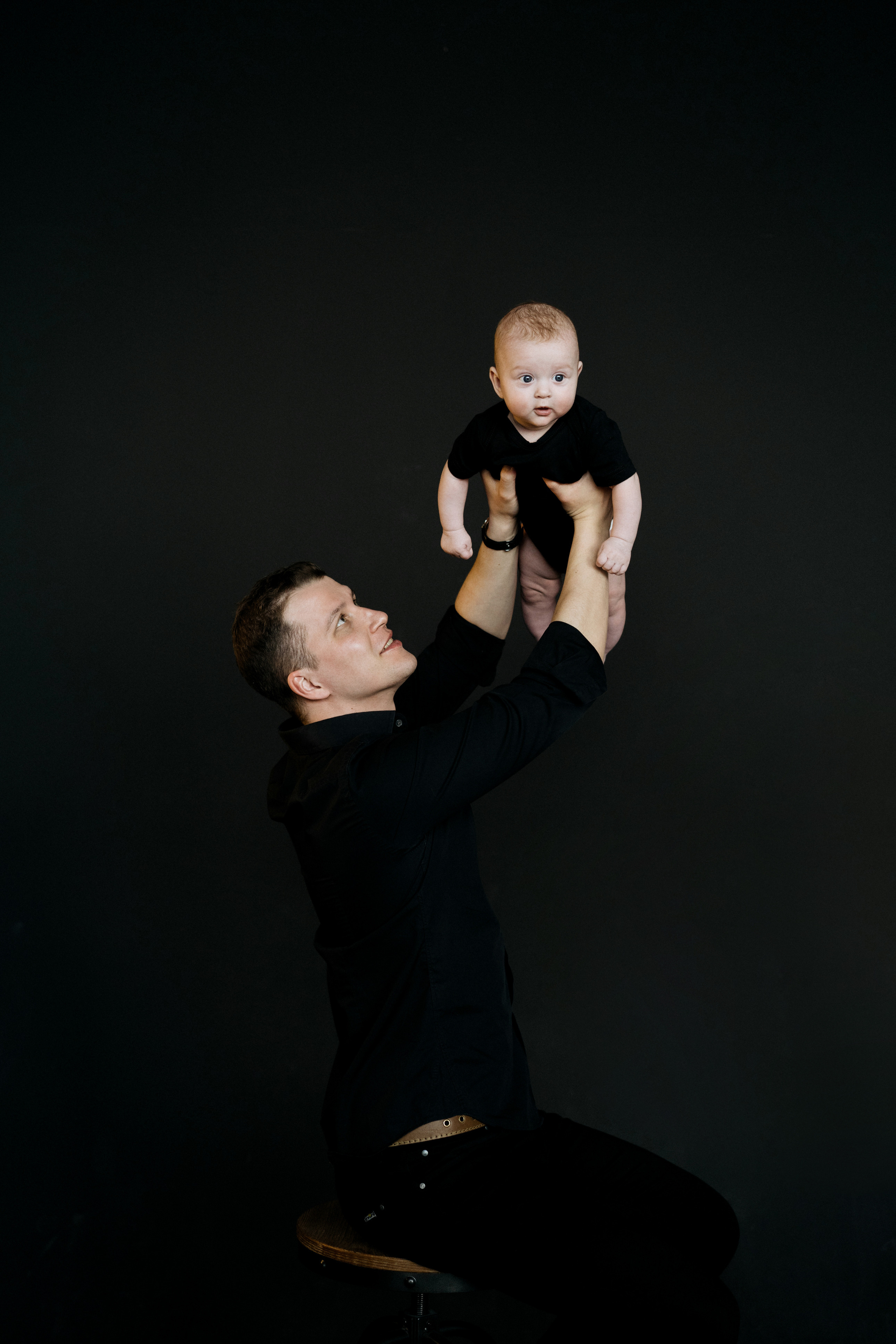 Семейная съемка в черной студии тотал Блэк. Свадебный и семейный фотограф в Калининграде Анастасия Гриценко